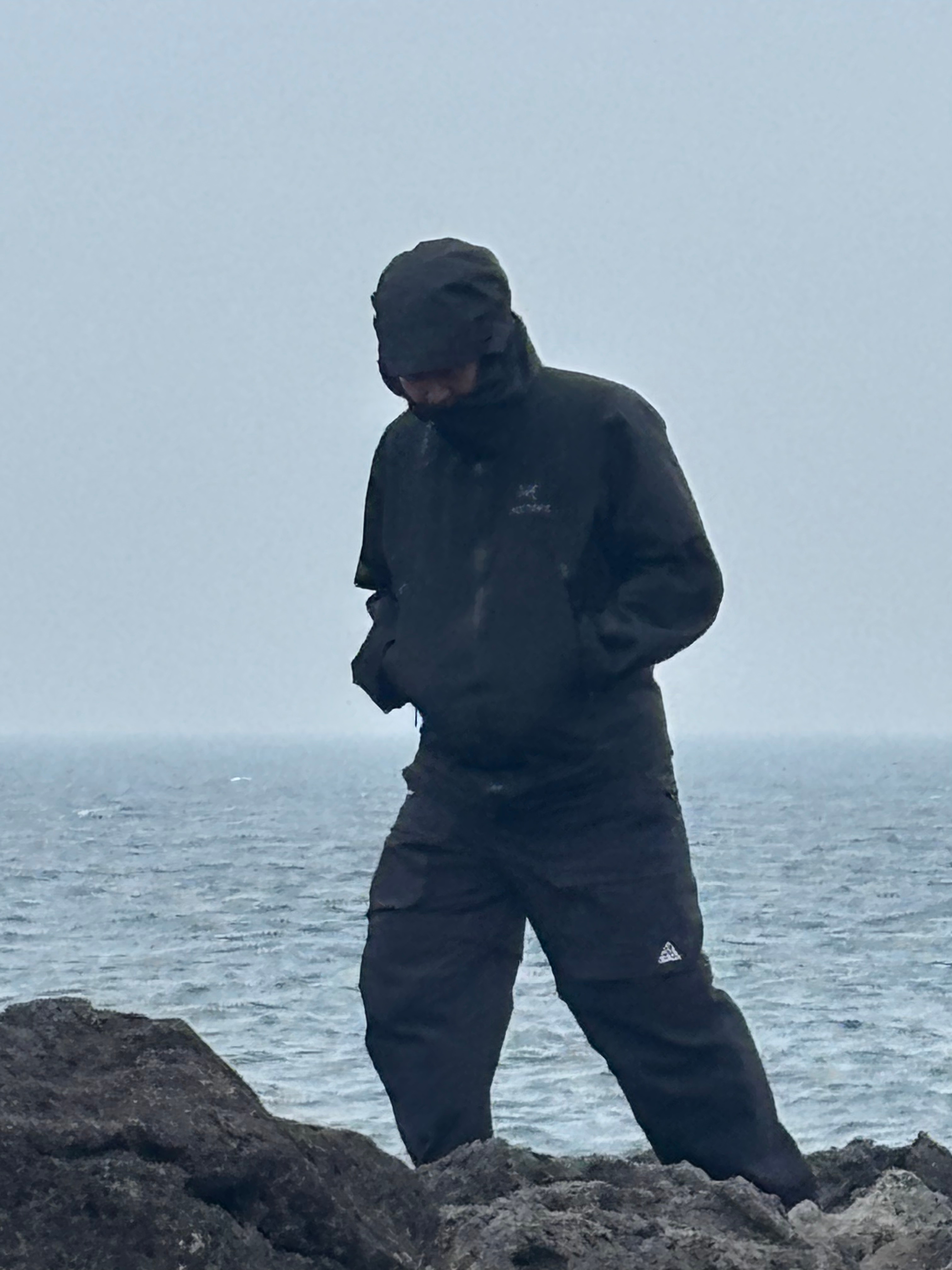 Nike ACG Smith Summit Zip Cargo Pants Black Anthracite - Asia, Arc'teryx Beta AR Stormhood Jacket Black 착용 스타일