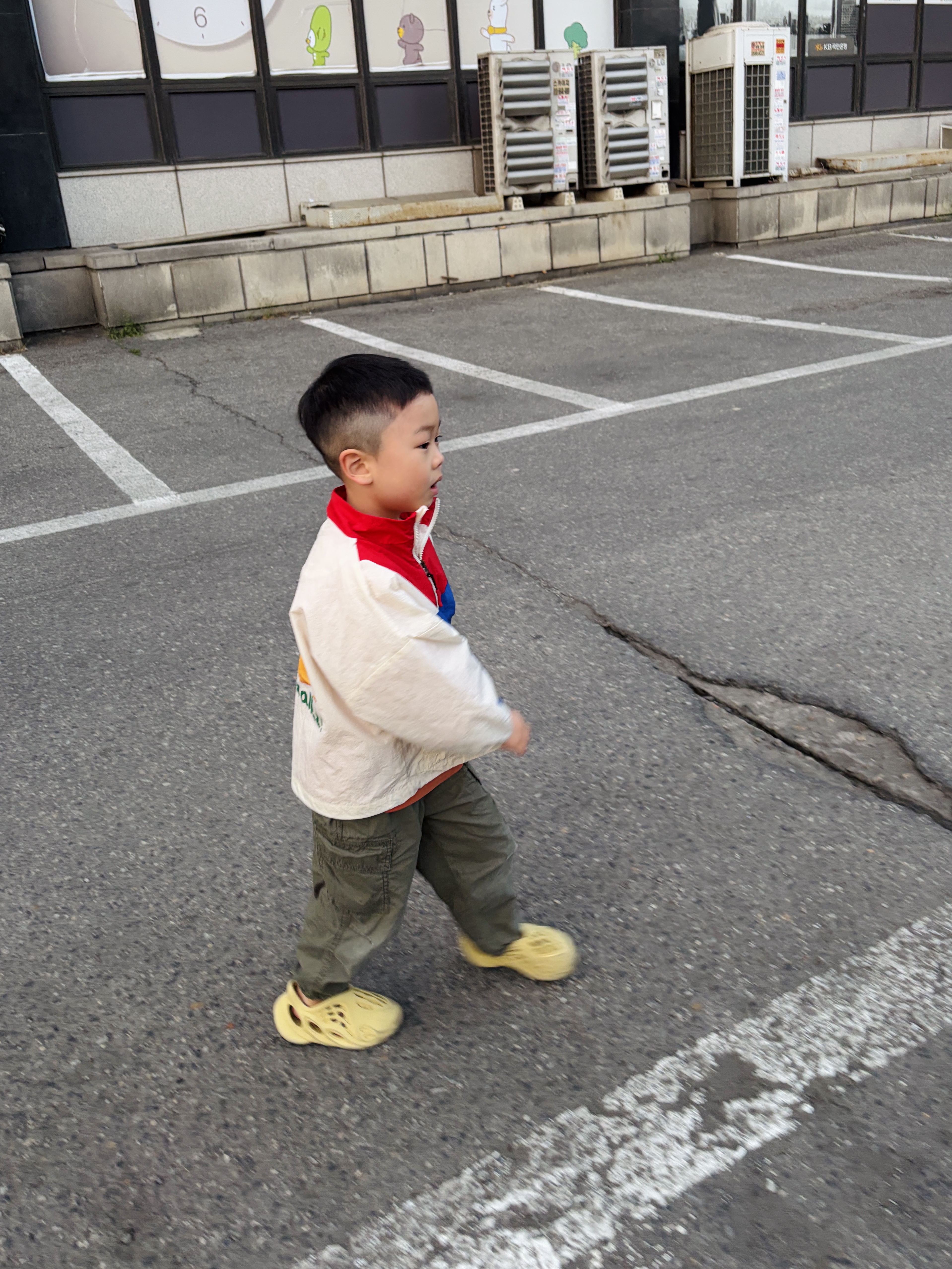 (Kids) Adidas Yeezy Foam RNNR Sulfur 착용 스타일 - 3