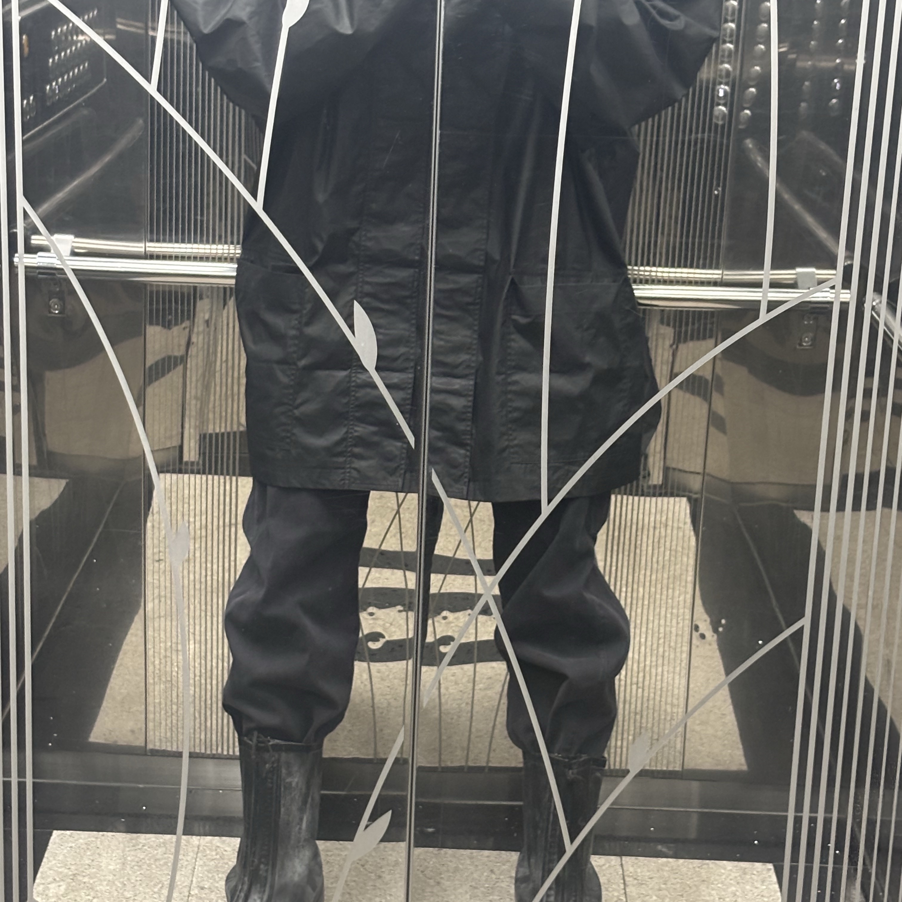 Yeezy Gap Coated Cotton Light Parka Black, Yeezy Gap Engineered By Balenciaga Sateen Cargo Pants Black 착용 스타일 - 1