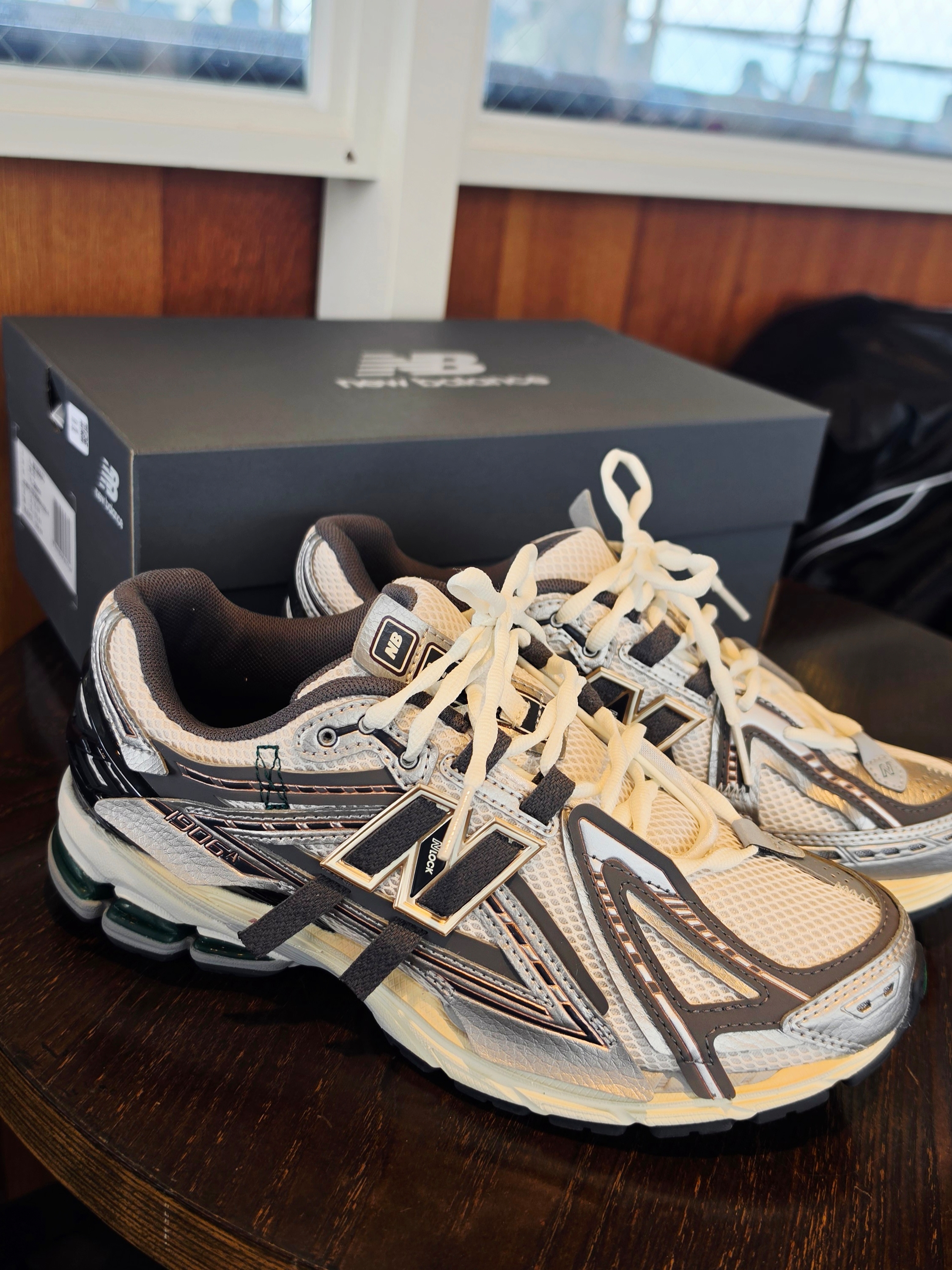 New Balance 1906A Silver Metallic Castlerock 착용 스타일 - 3