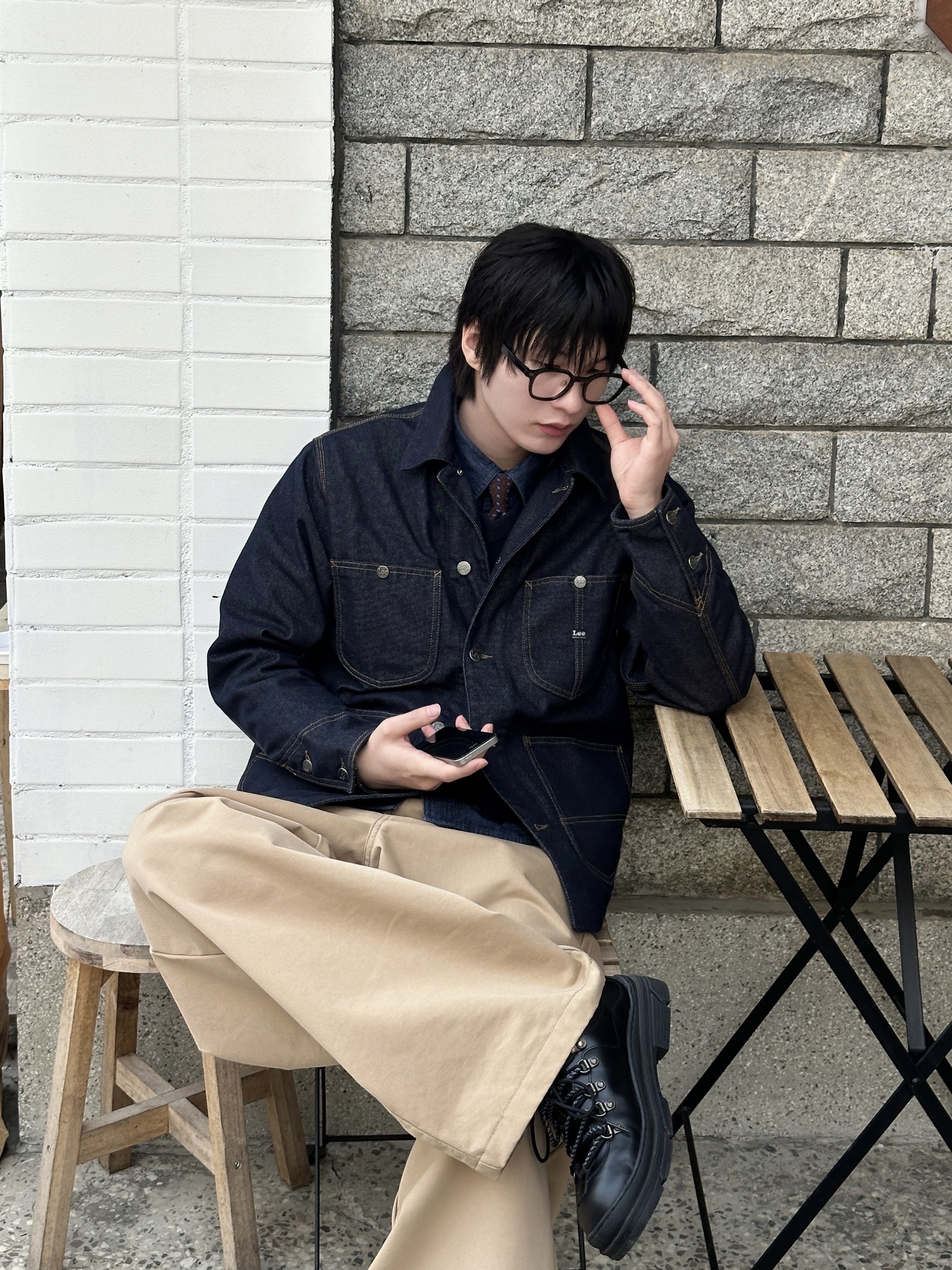 Romantic Move Smoke Hiking Shoes Oil Black 착용 스타일 - 1