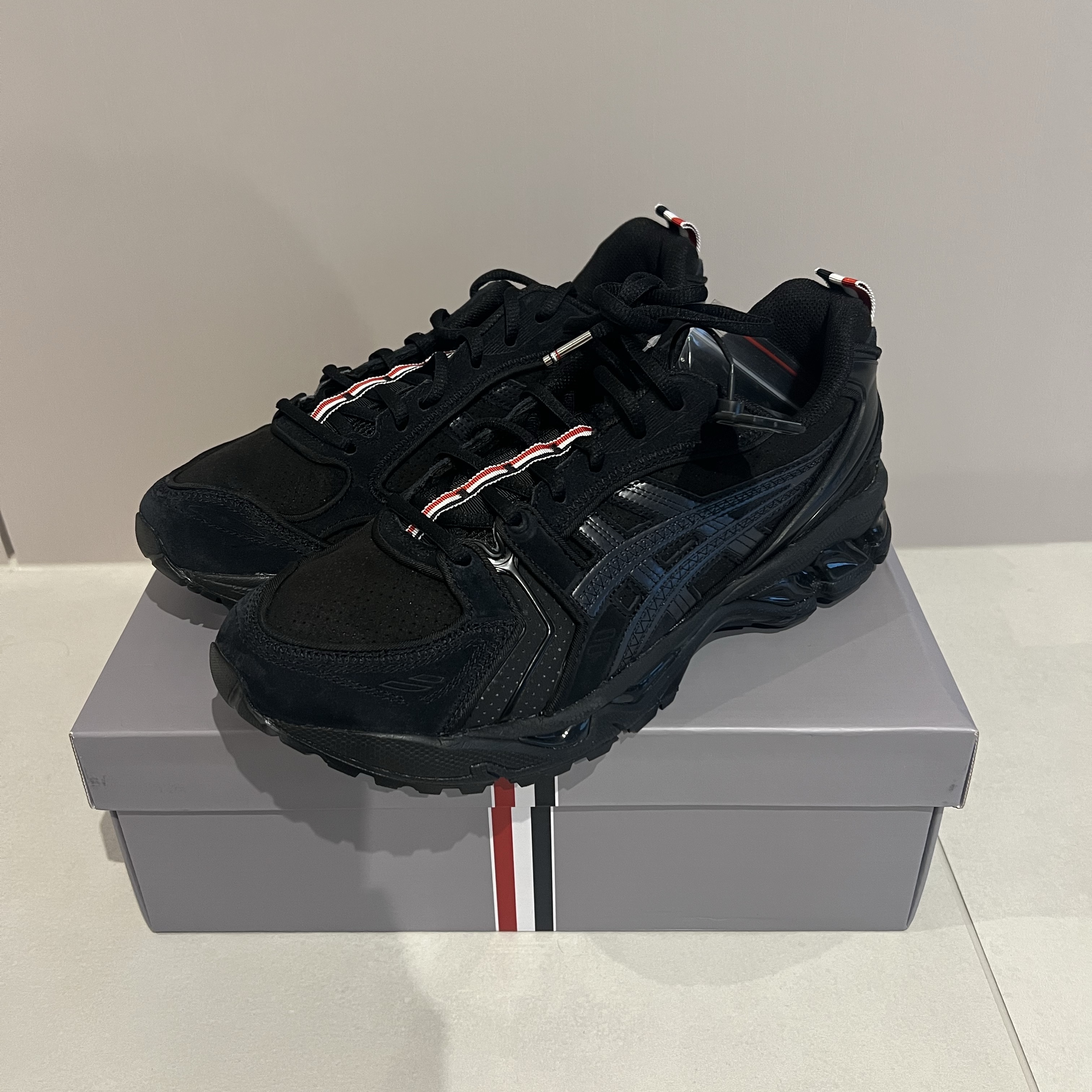 Asics x Thom Browne Gel-Kayano 14 Black 착용 스타일 - 2