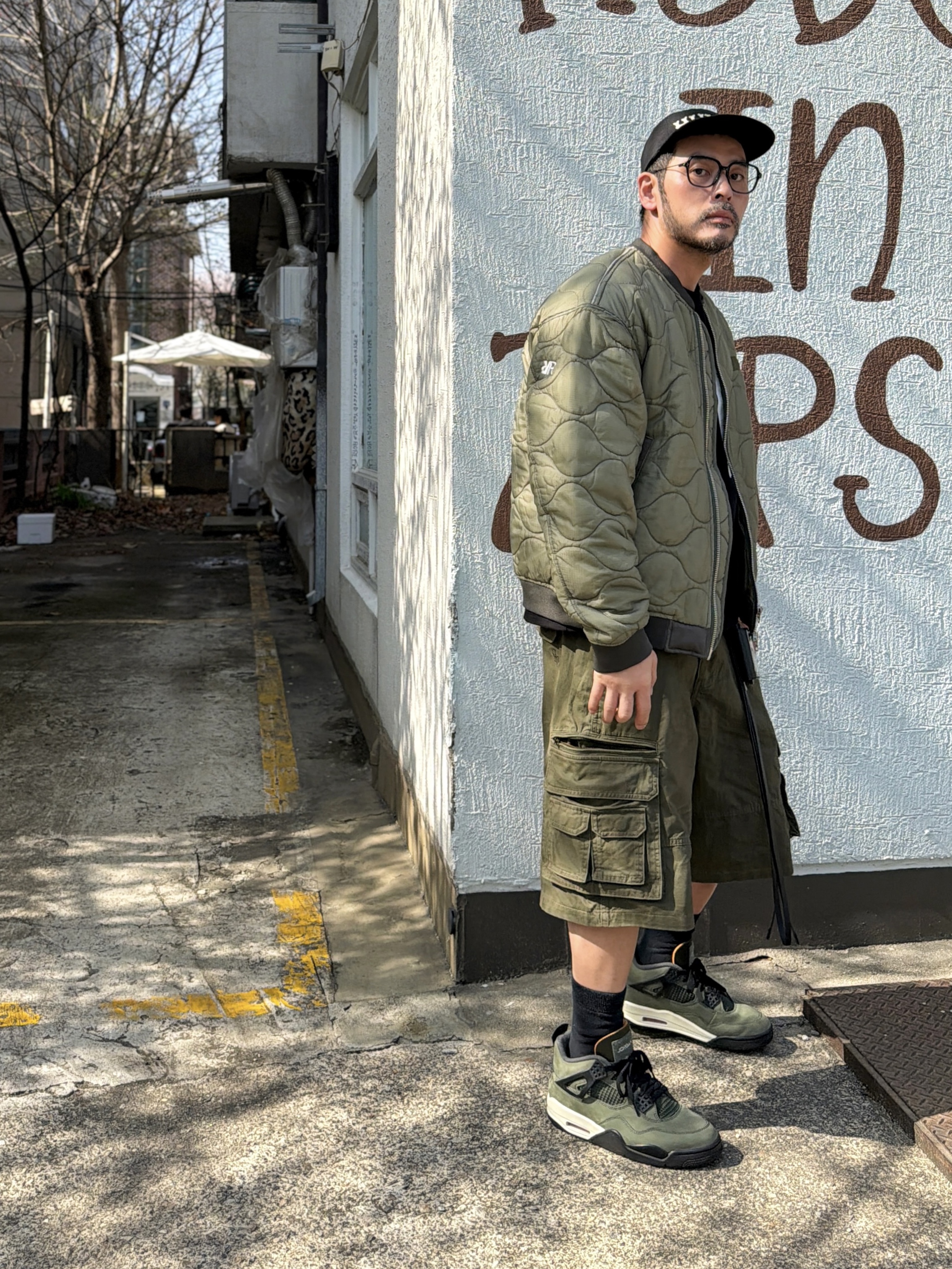 NOMANUAL Washed Cargo Shorts Olive, Jordan 4 x Undefeated Retro OG SP Deep Green and Clementine 착용 스타일 - 1