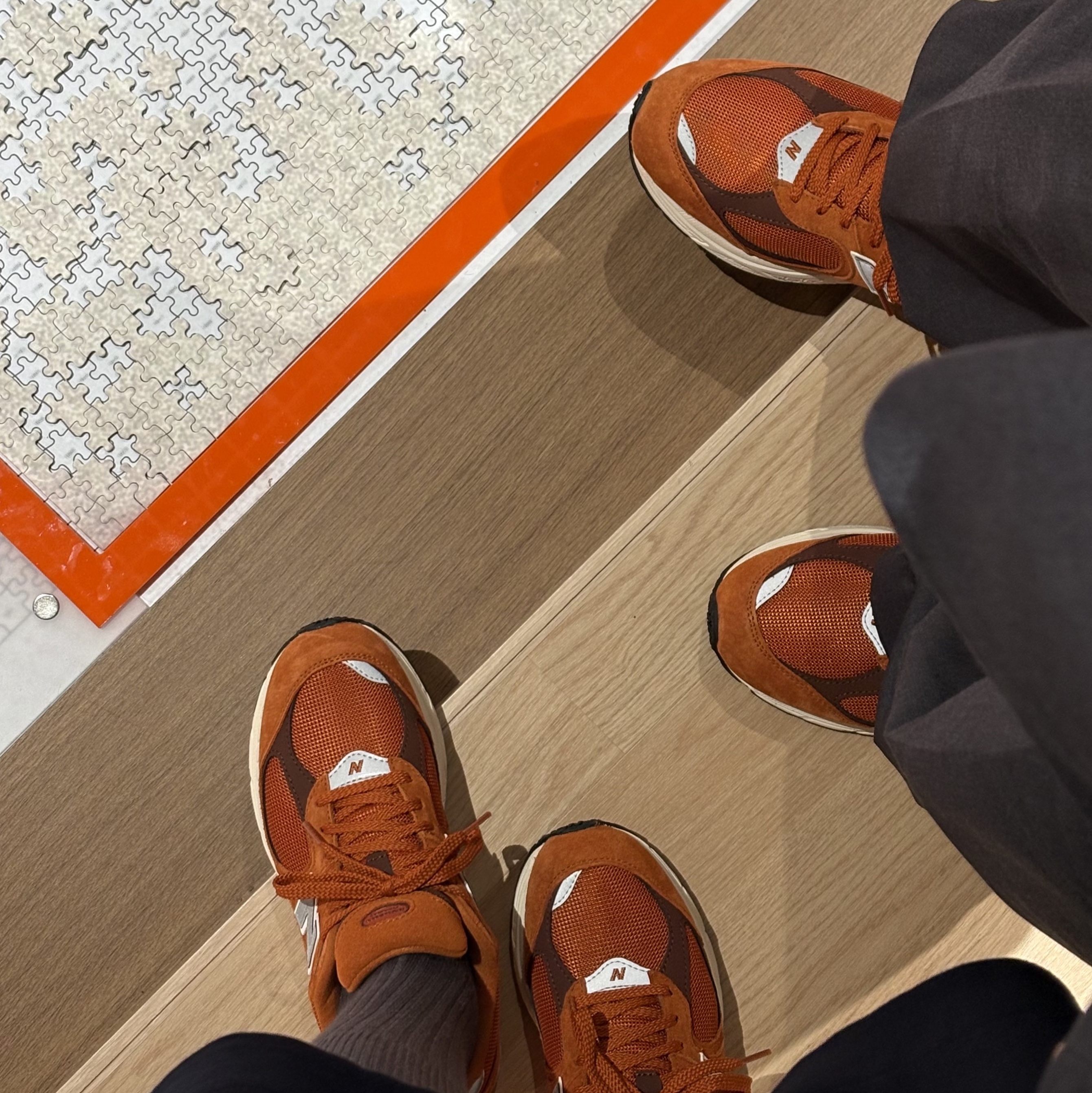 New Balance 2002R Rust Oxide 착용 스타일 - 2
