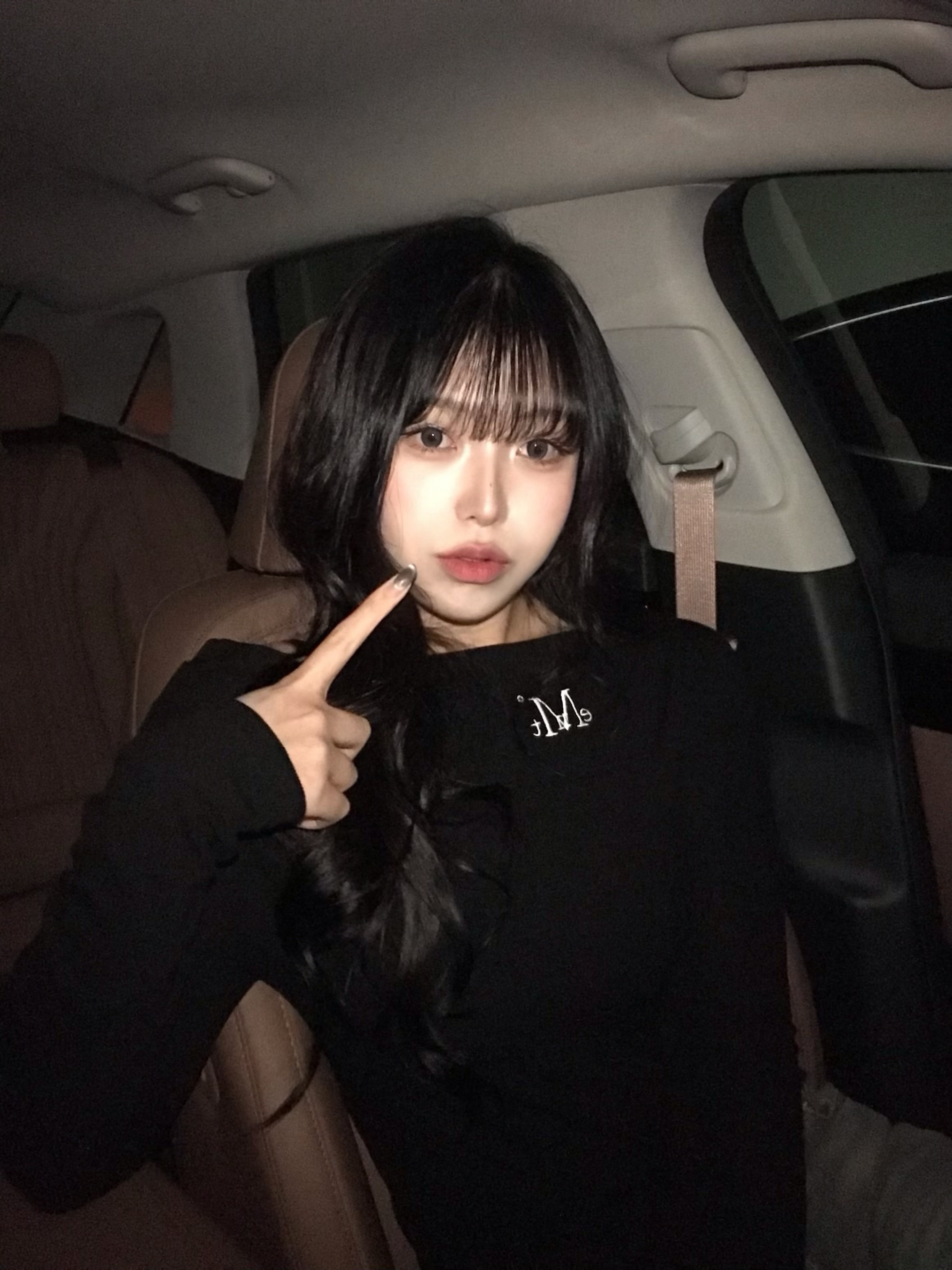 MUCENT Livre Off Shoulder Unbalance Long Sleeve T (4Color) Black 착용 스타일 - 1