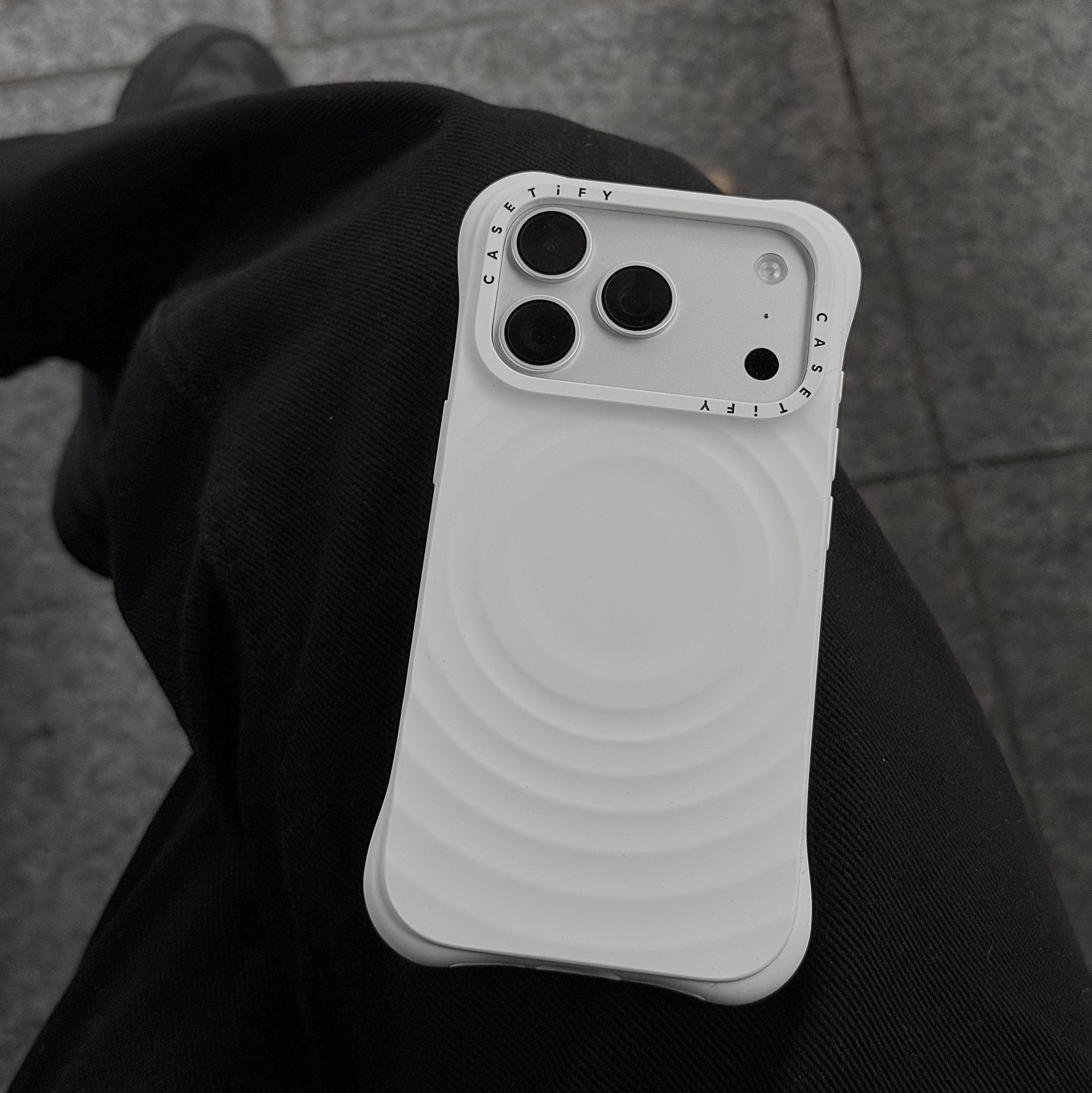 Casetify iPhone MagSafe Ripple Case White, Apple iPhone 17 Pro 256GB Silver 착용 스타일