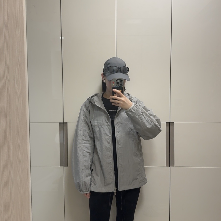 [KREAM 단독] runwhither Windbreaker Jacket V2 Gray, On Running Lightweight Cap Rock 착용 스타일 - 1