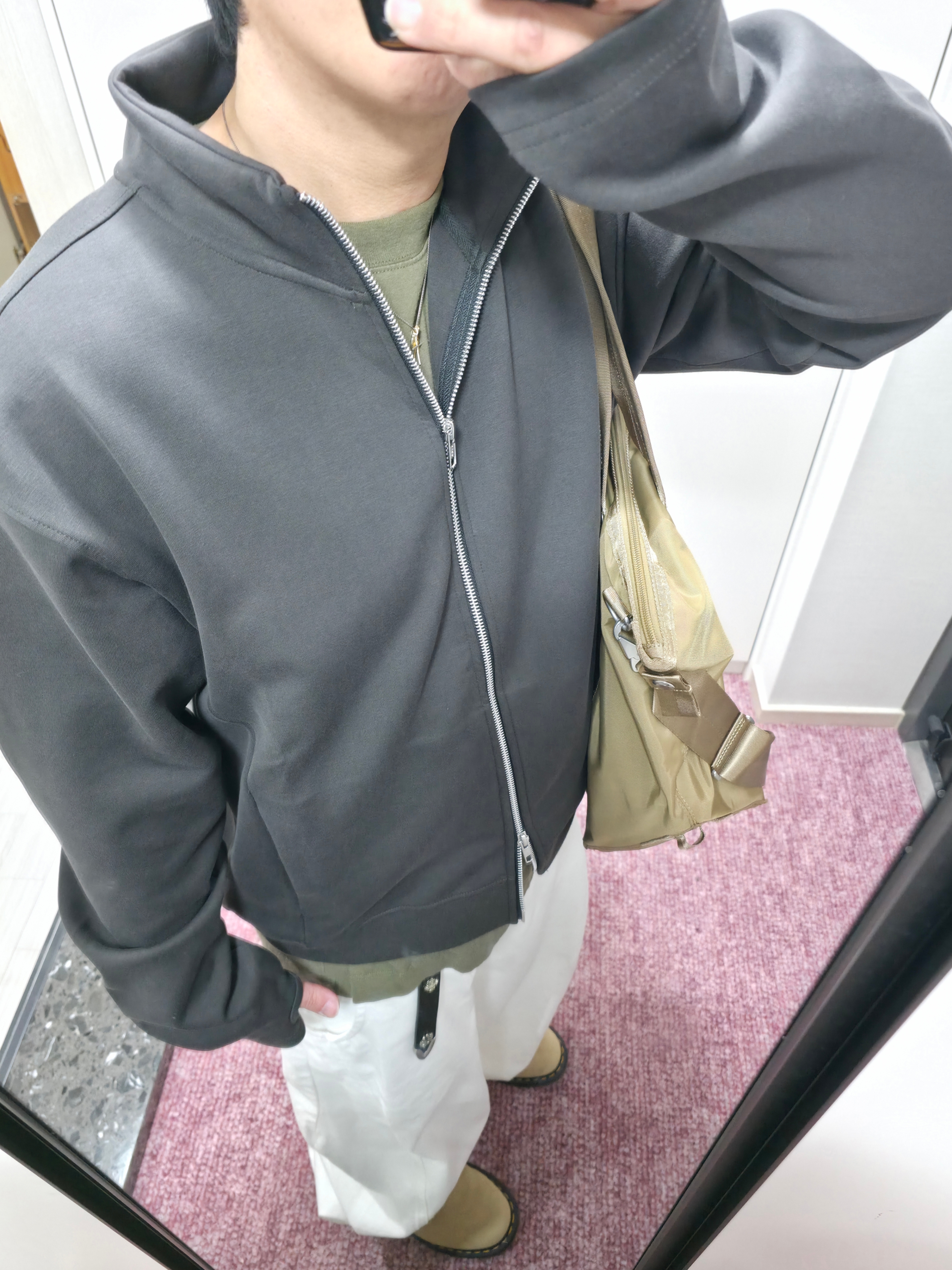 Dr. Martens 939 Bronx Suede Ankle Boots Tan, New Era x Fear of God Essentials 59FIFTY Fitted Hat Navy 착용 스타일 - 2