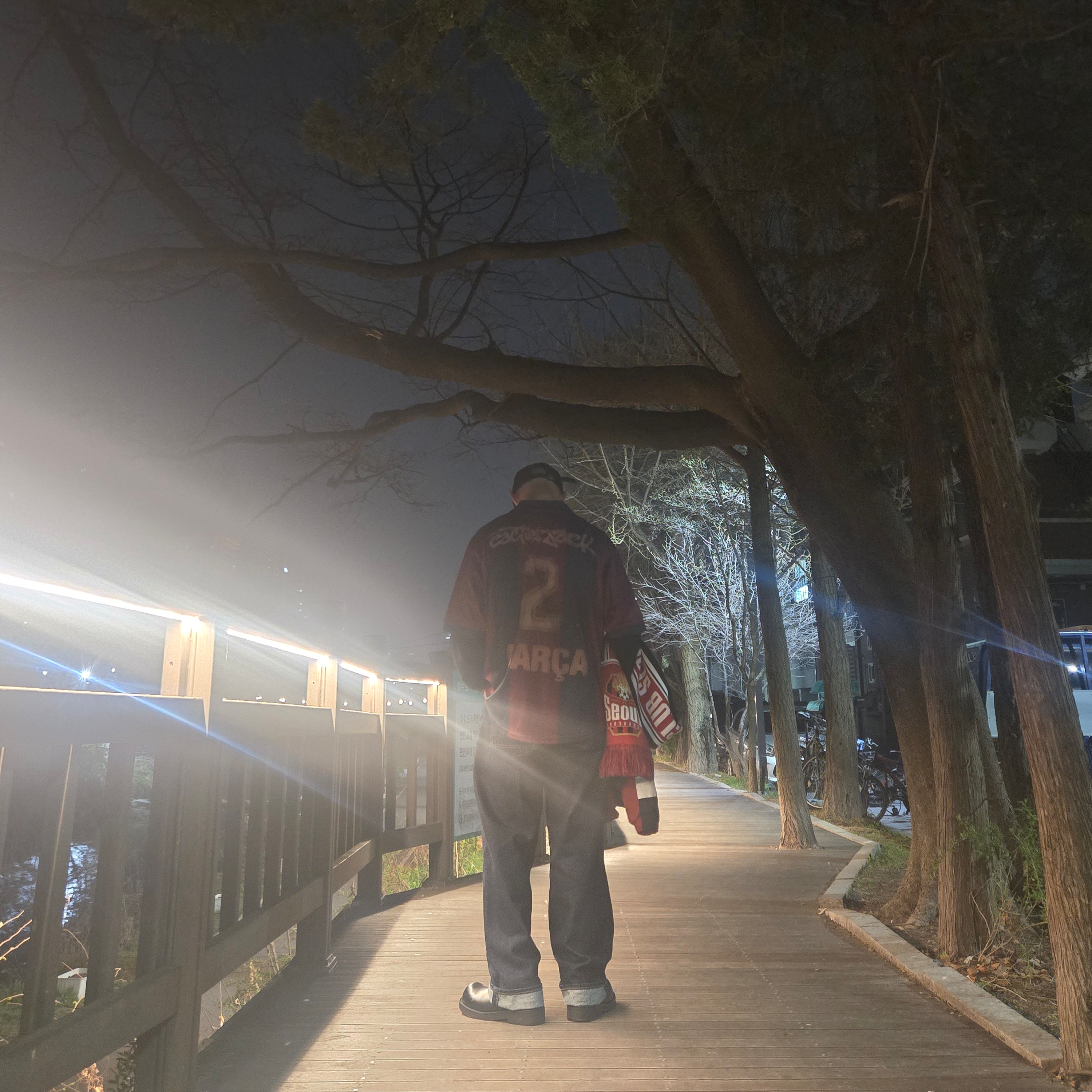 Nike FC Barcelona x Travis Scott Retro 2000/01 Home Skeleton Jersey Multicolor (Non Marking Ver.), Uniqlo x JW Anderson Straight Jean Blue - KR 착용 스타일 - 4