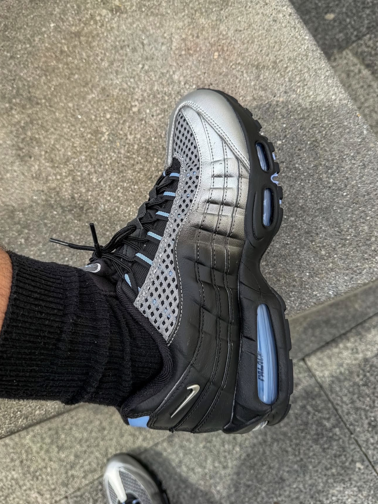 Nike x Palace Air Max 95 Metallic Silver Aluminum 착용 스타일 - 2