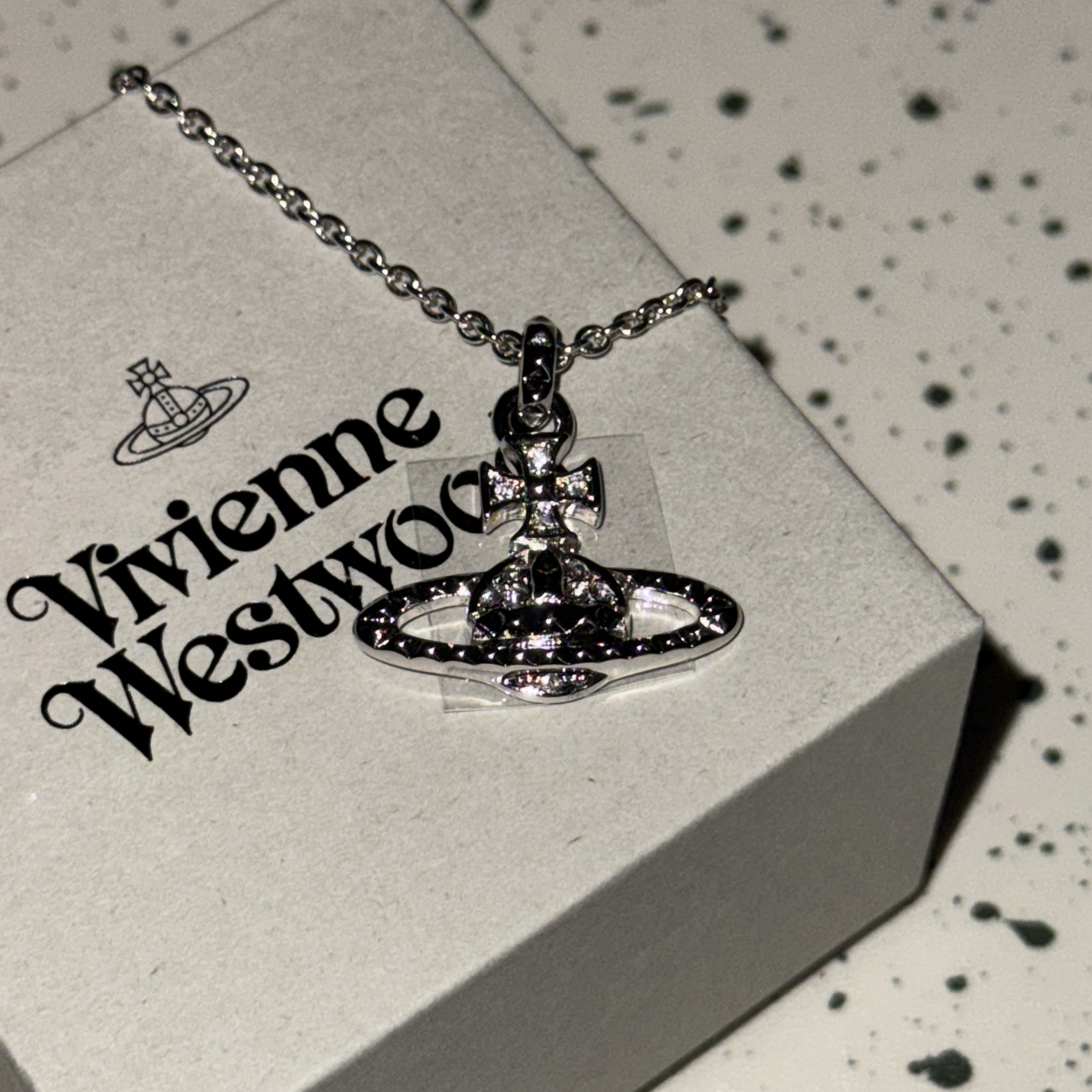 Vivienne Westwood Mayfair Bas Relief Pendant Silver 착용 스타일