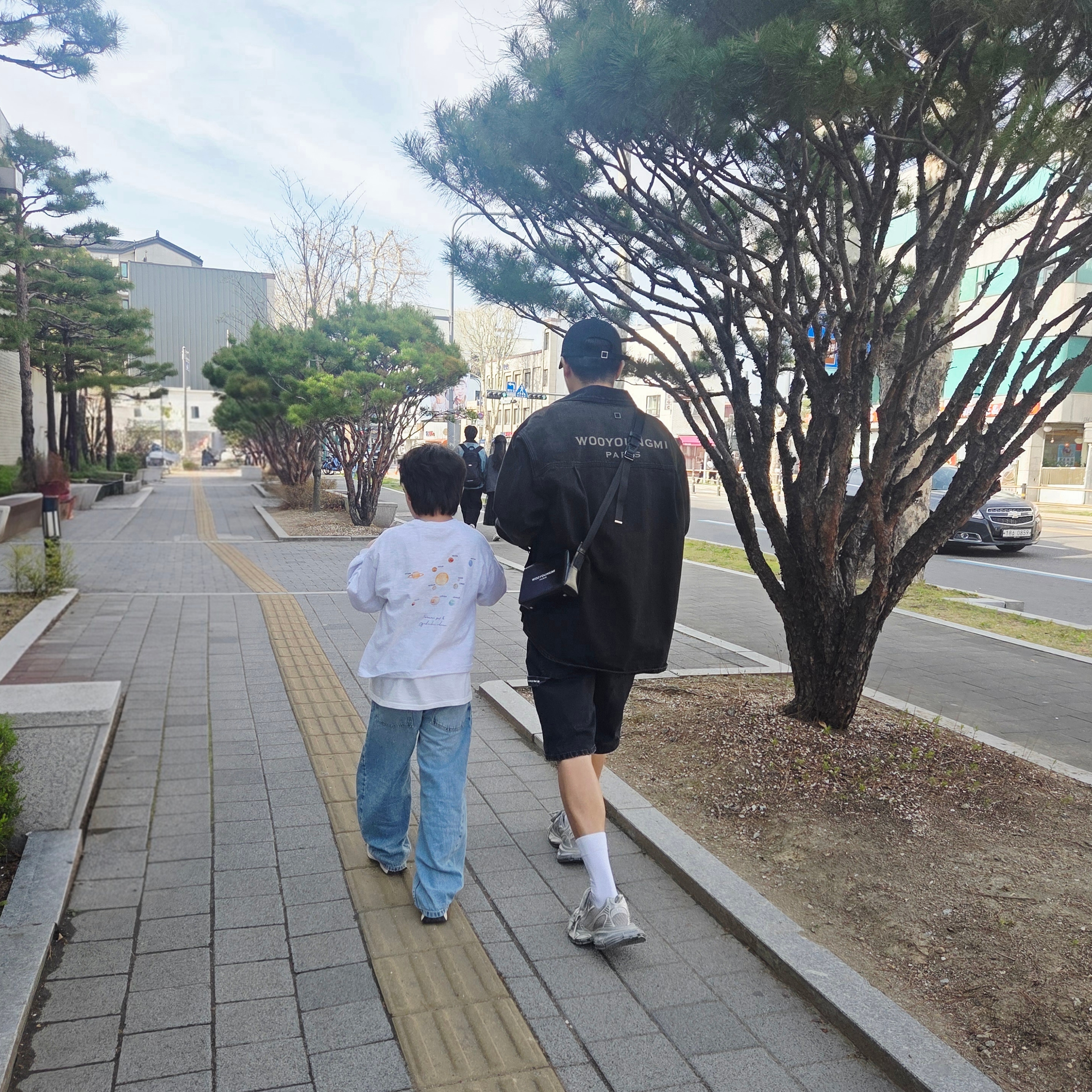 Wooyoungmi Embroidered Ball Cap Black - 23SS, Wooyoungmi Washed Denim Back Logo Shirt Grey - 25SS 착용 스타일 - 1