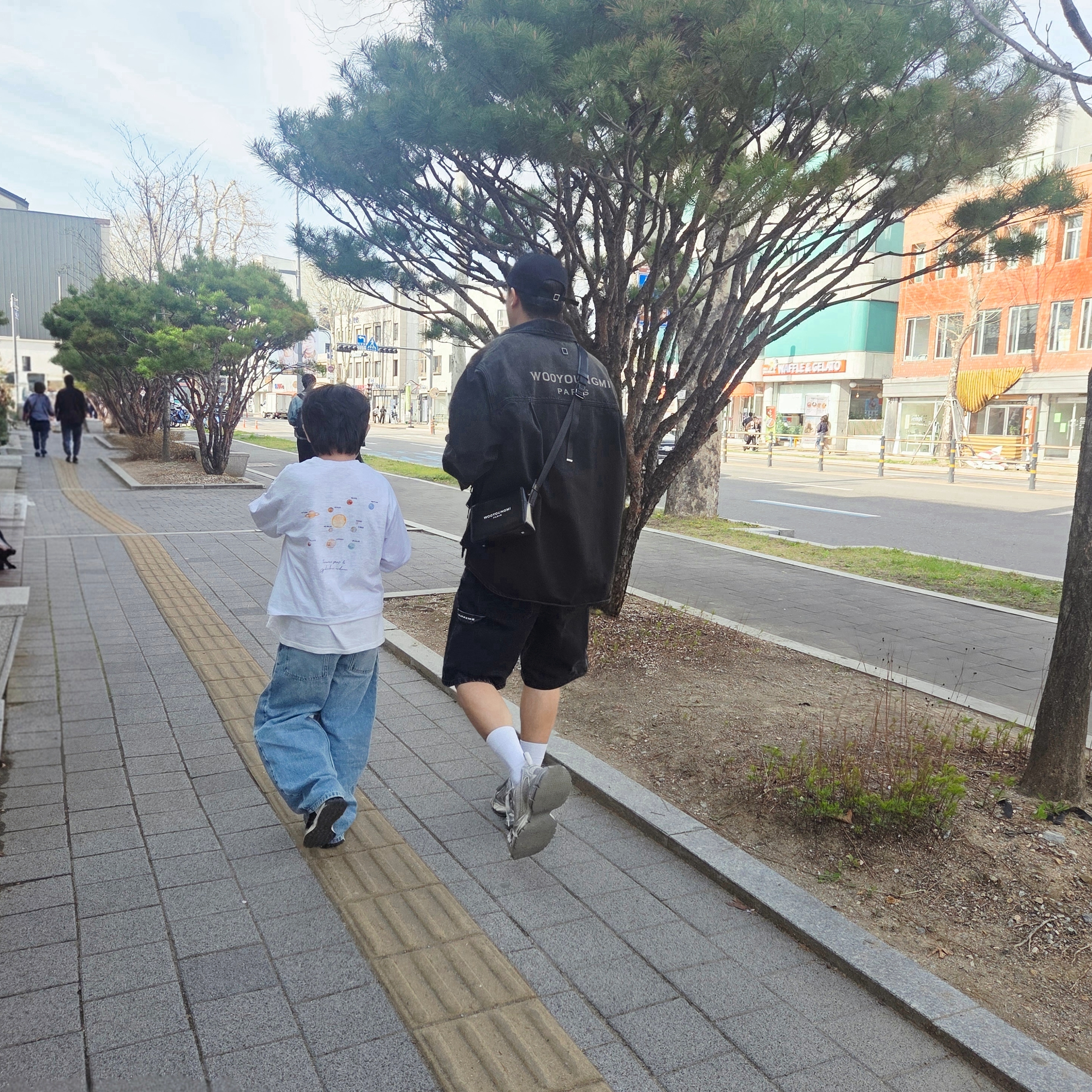 Wooyoungmi Embroidered Ball Cap Black - 23SS, Wooyoungmi Washed Denim Back Logo Shirt Grey - 25SS 착용 스타일 - 2