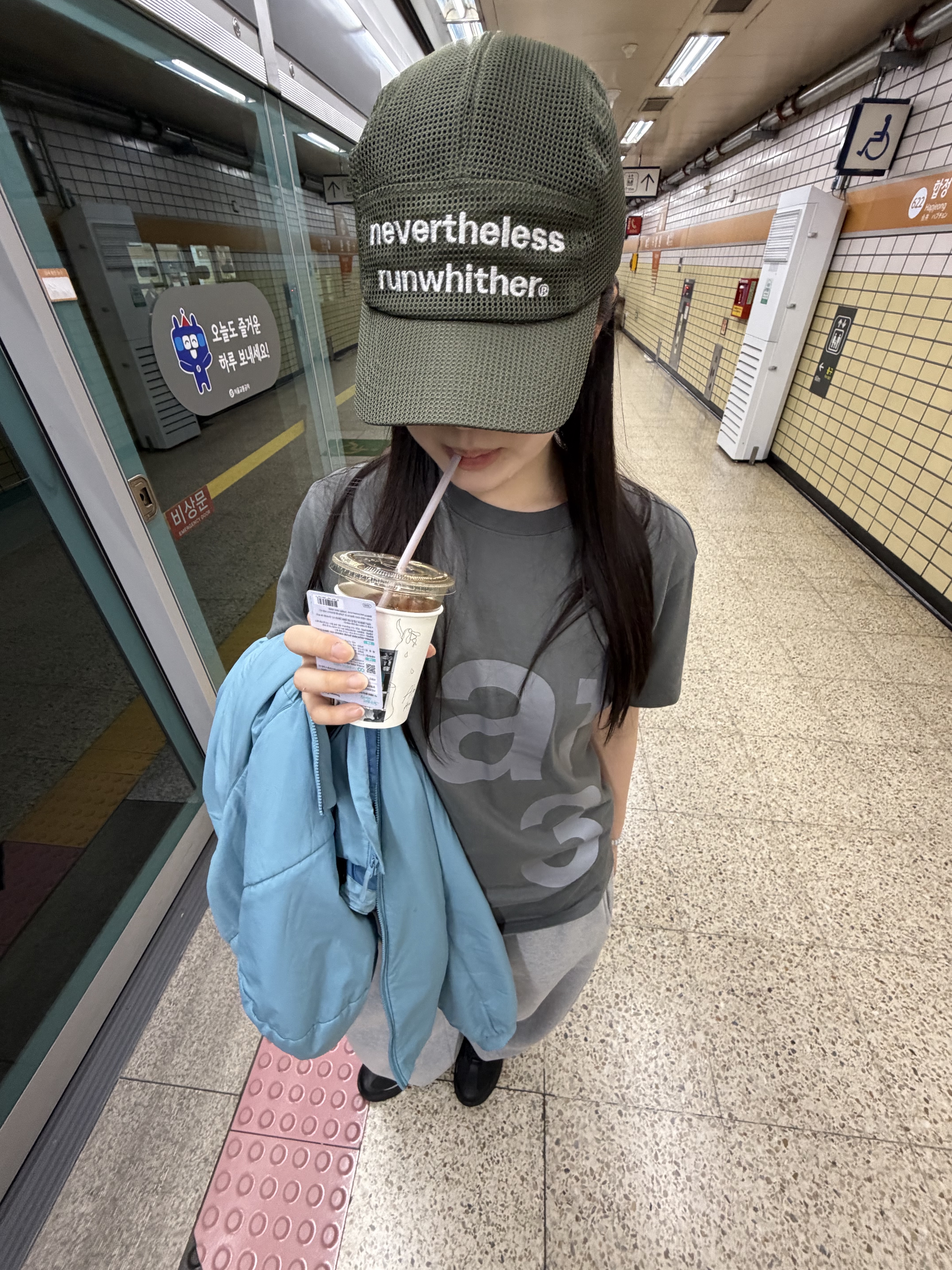 [KREAM 단독] runwhither Mesh Cap Khaki, [KREAM 단독] Safarispot Basic Safari T-Shirt Charcoal 착용 스타일 - 3