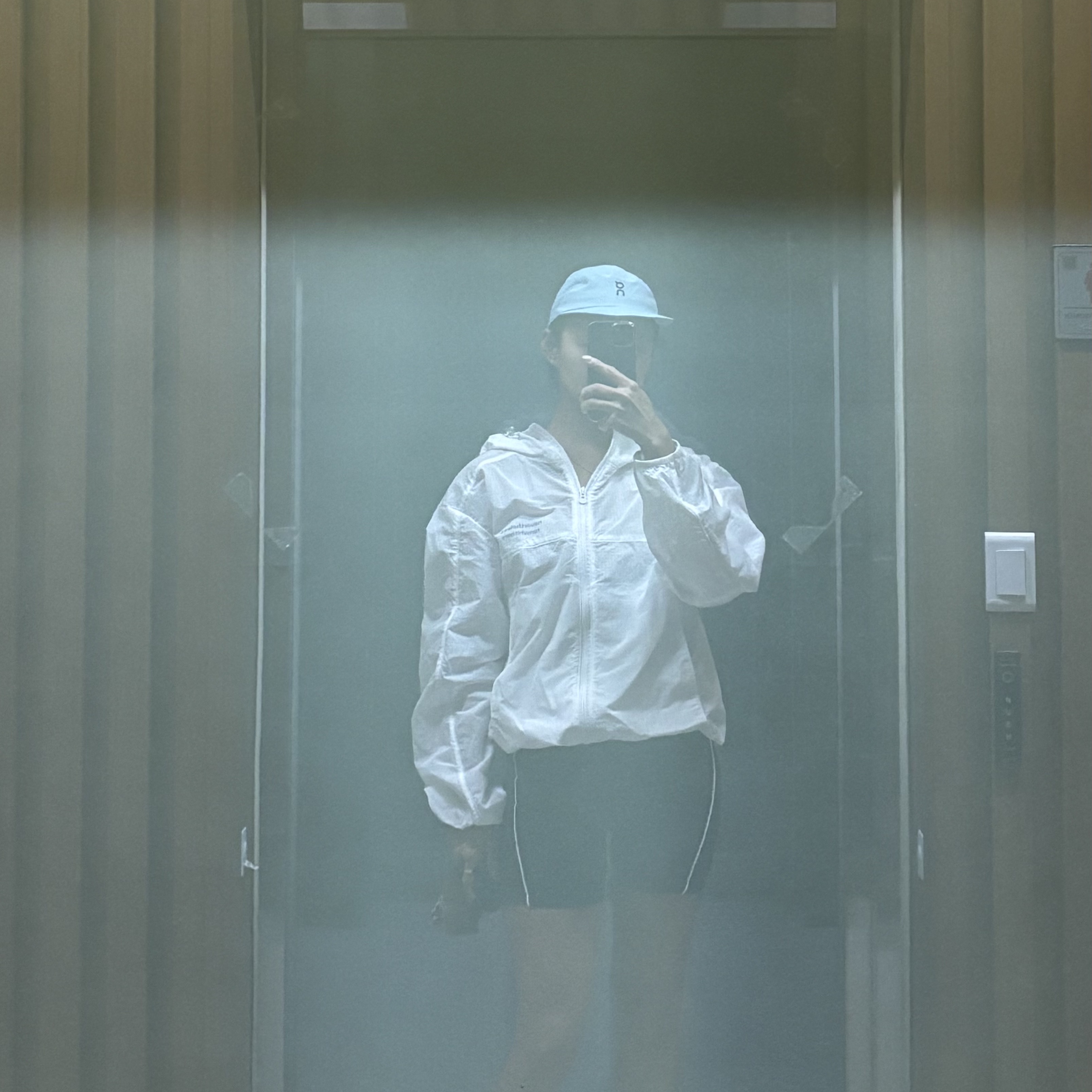 On Running Performance Cap Wash, [KREAM 단독] runwhither Windbreaker Jacket V2 White 착용 스타일 - 1