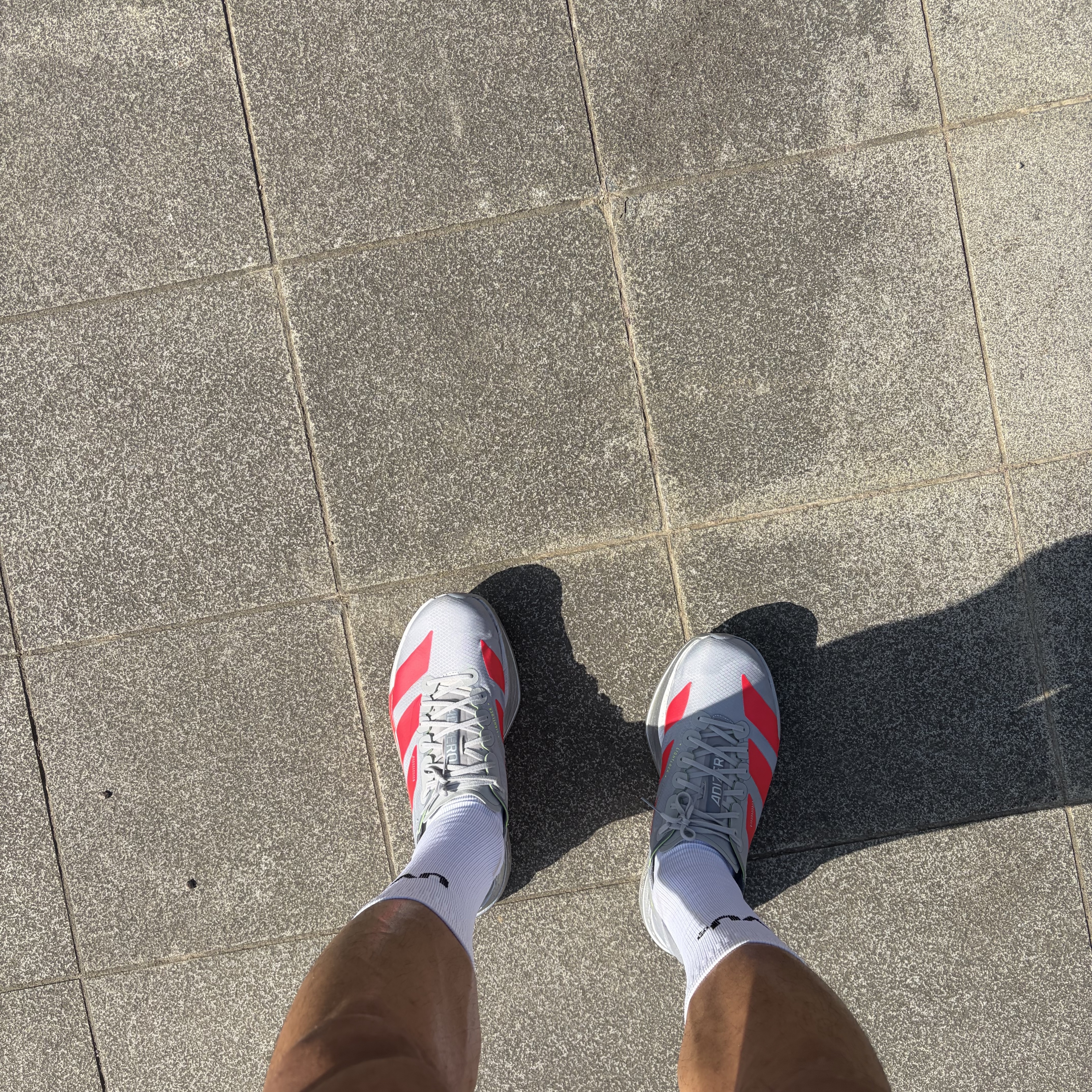 Adidas Adizero Adios Pro 4 Silver Metallic Lucid Red, Alex Zono I Dig Running Trucker Hat OG Brown 착용 스타일 - 2