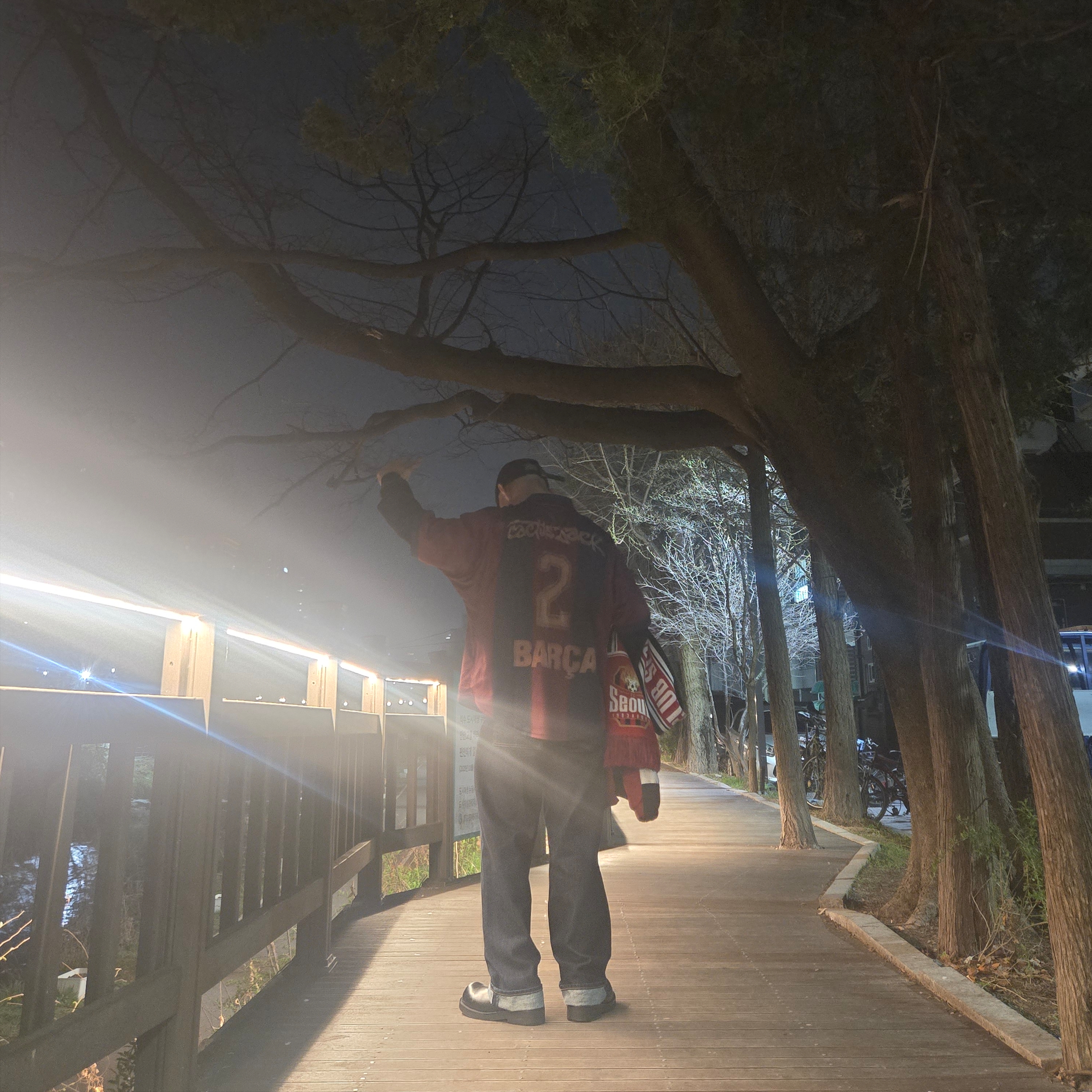 Nike FC Barcelona x Travis Scott Retro 2000/01 Home Skeleton Jersey Multicolor (Non Marking Ver.), Uniqlo x JW Anderson Straight Jean Blue - KR 착용 스타일 - 3