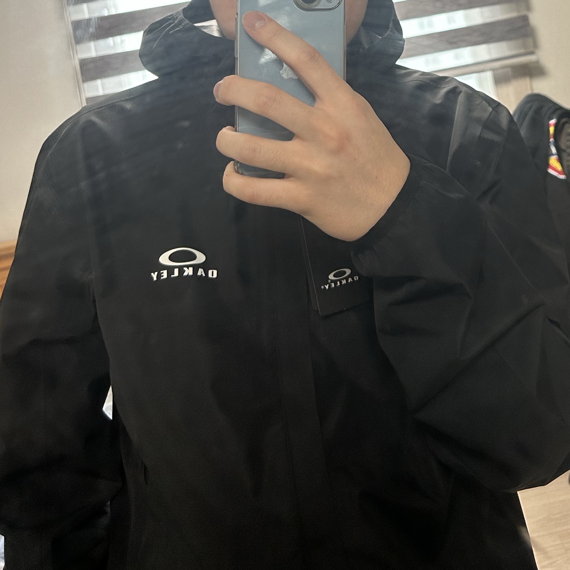 Oakley Elements Shell Jacket 2.0 Blackout 착용 스타일