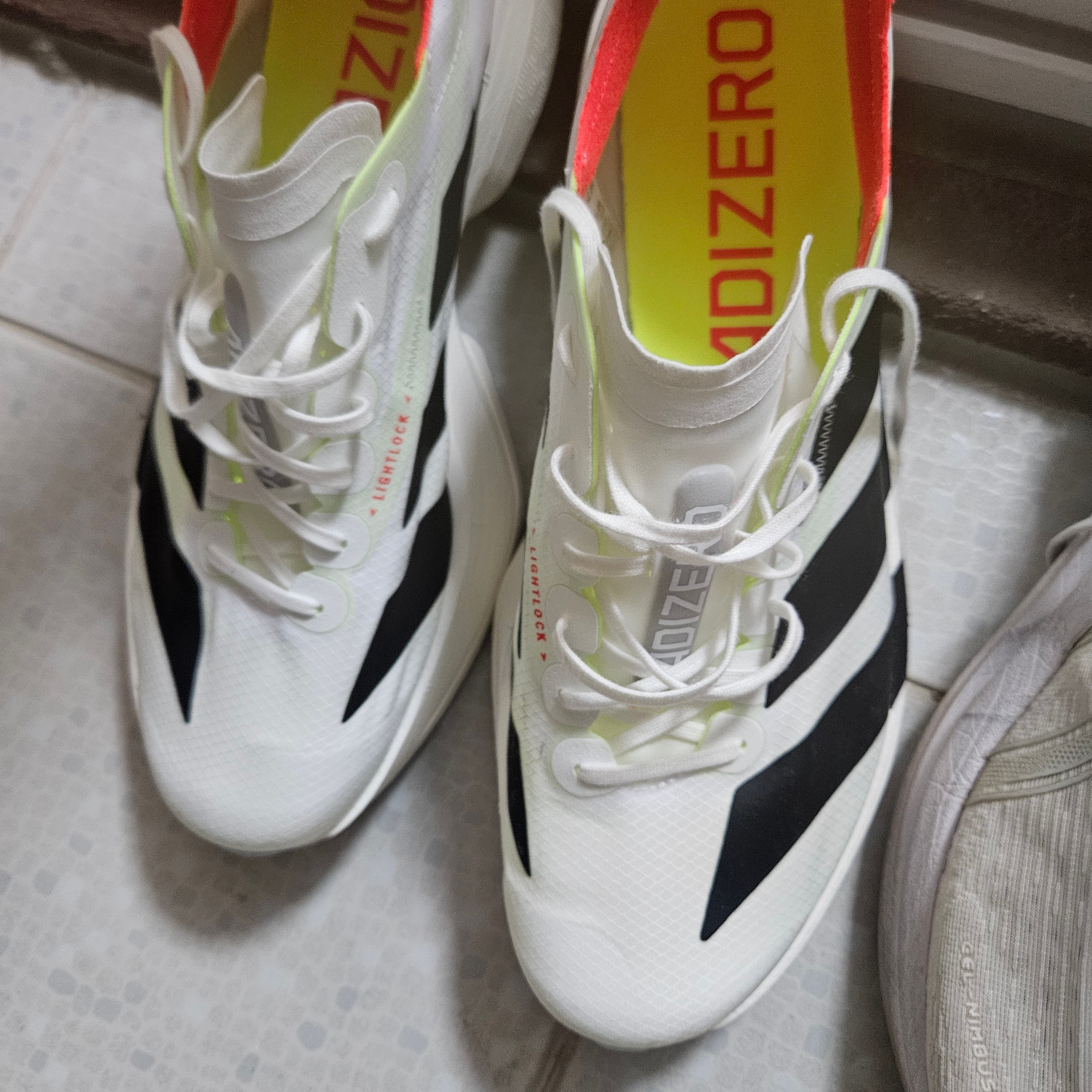 Adidas Adizero Adios Pro 4 Cloud White Core Black 착용 스타일