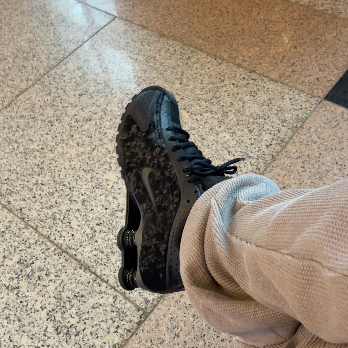 (W) Nike Shox R4 Black Dark Smoke Grey 착용 스타일 - 1