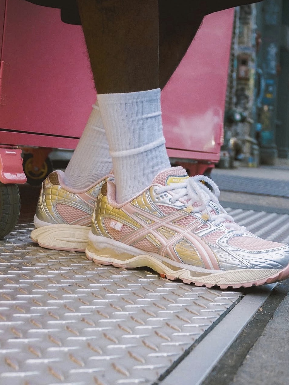 Asics x Atmos x Vandy The Pink Gel-Nimbus 10.1 Banana Split Strawberry 착용 스타일 - 5