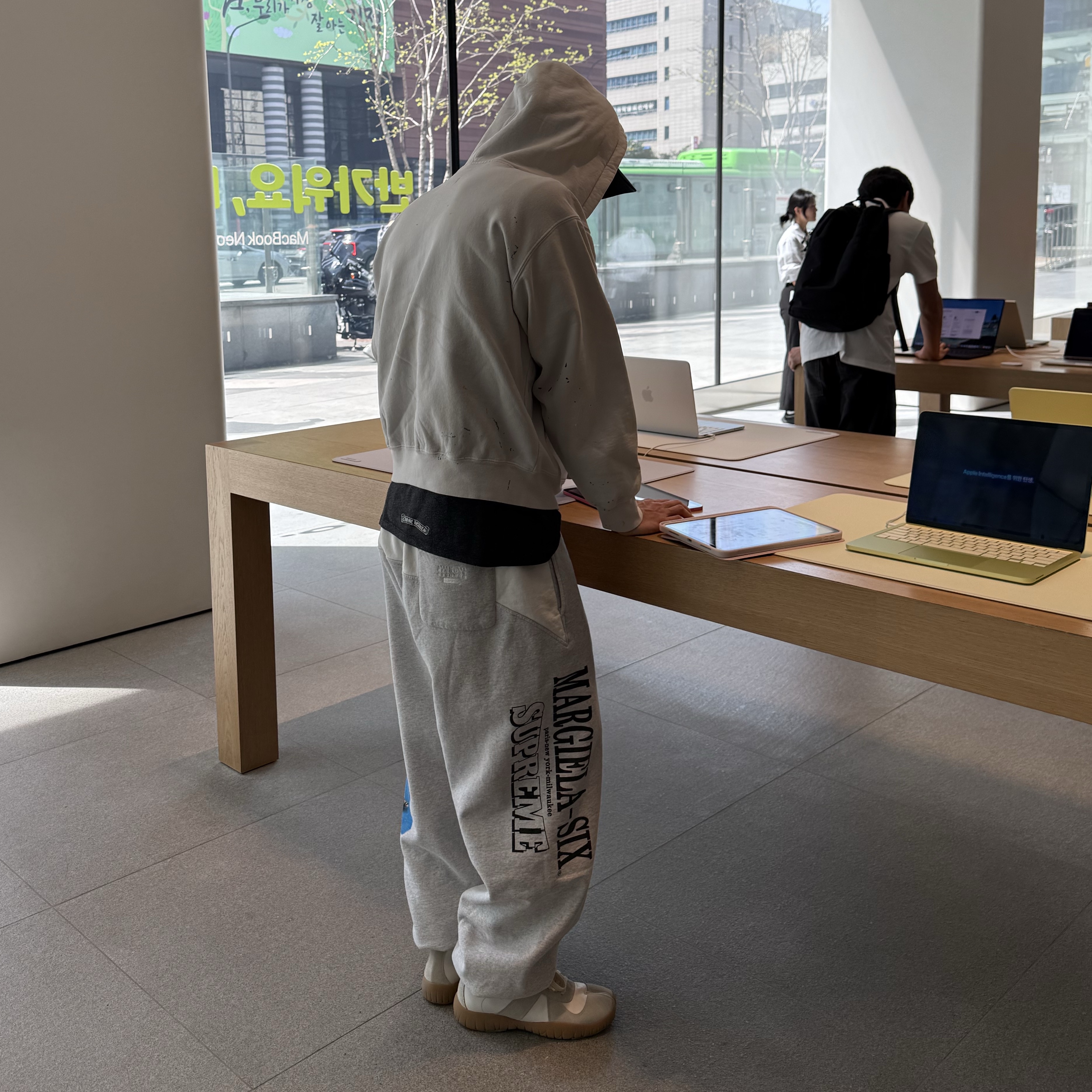 Supreme x MM6 Maison Margiela Eagle Sweatpant Ash Grey - 26SS 착용 스타일 - 2