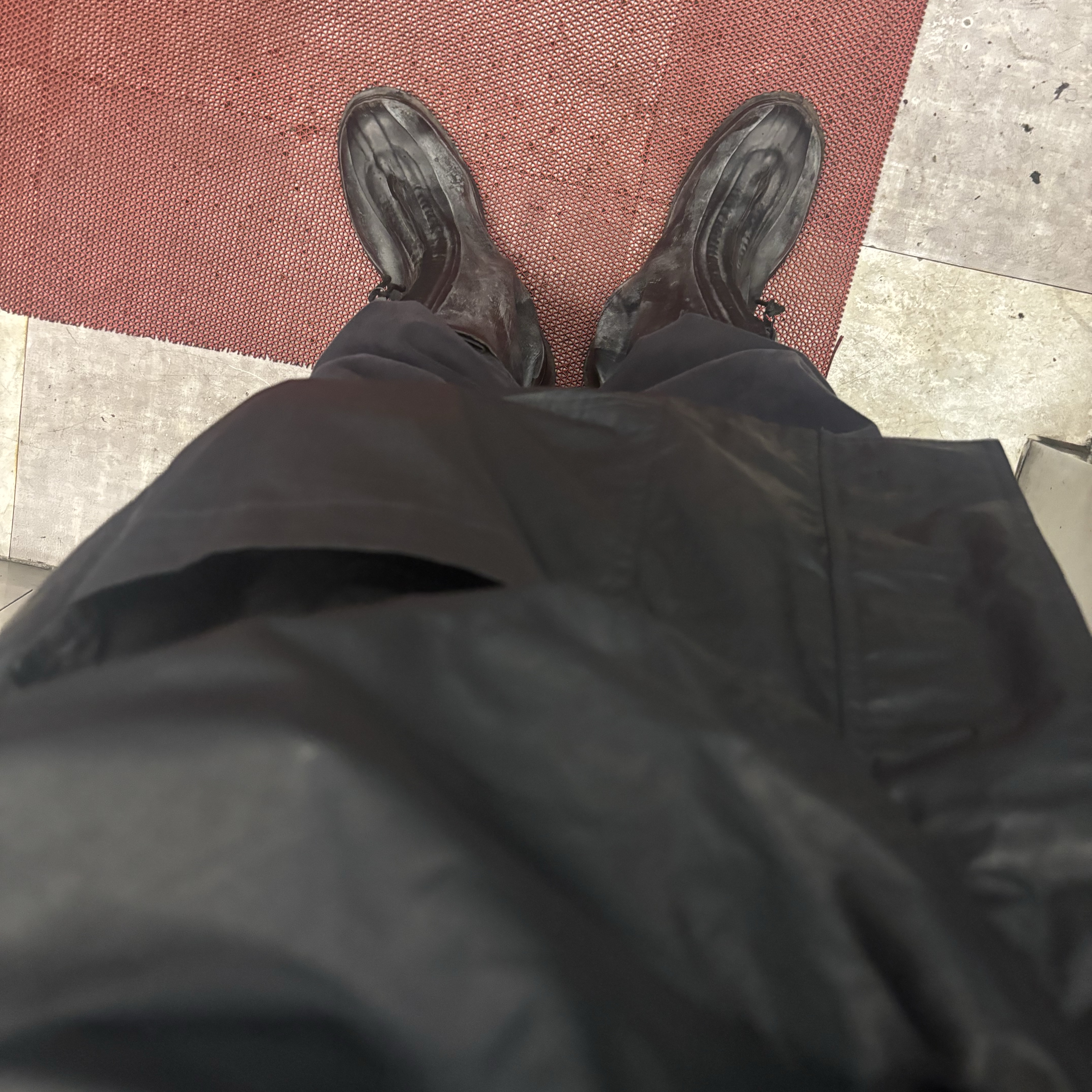 Yeezy Gap Coated Cotton Light Parka Black, Yeezy Gap Engineered By Balenciaga Sateen Cargo Pants Black 착용 스타일 - 2