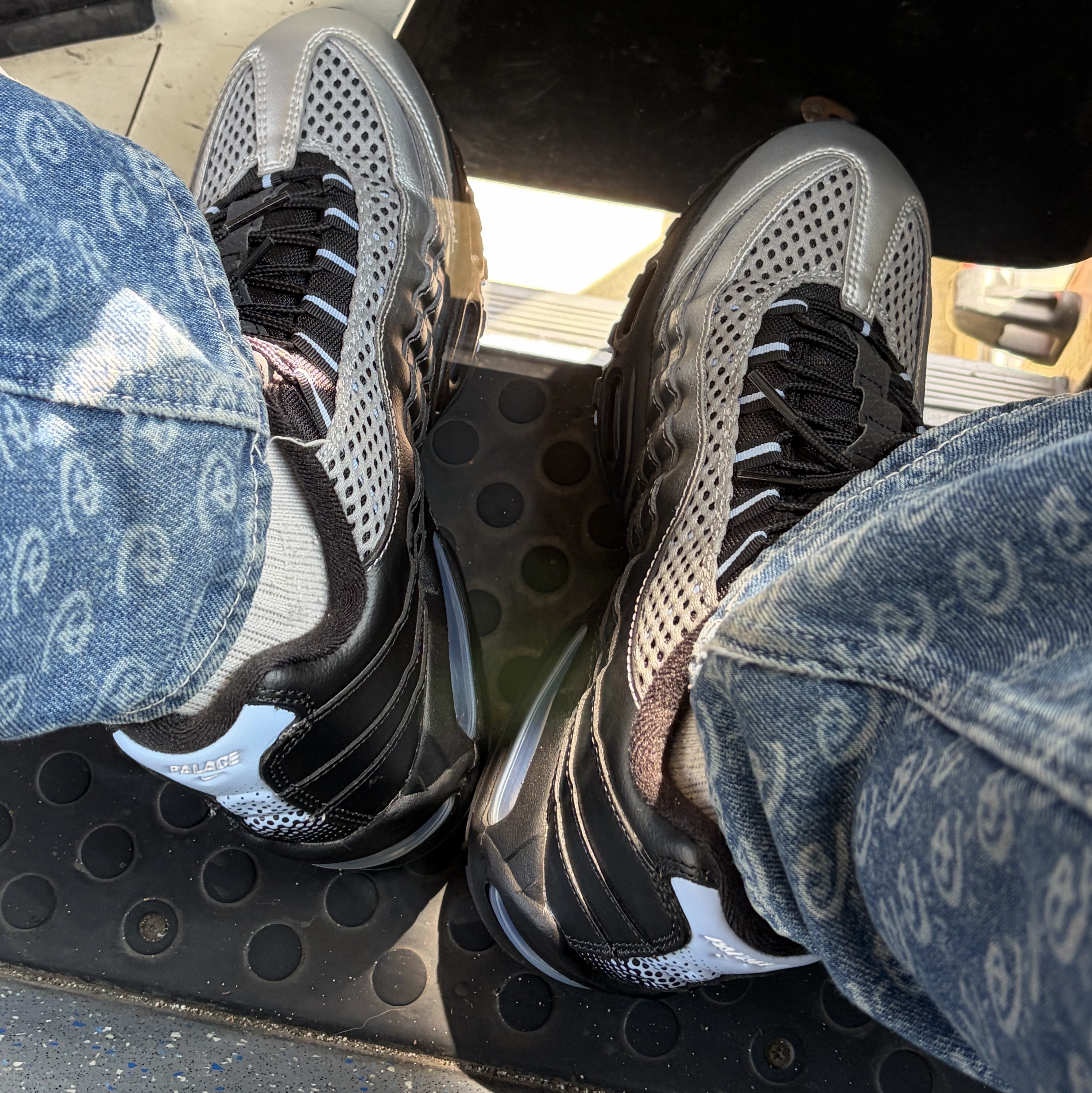 Nike x Palace Air Max 95 Metallic Silver Aluminum 착용 스타일 - 1
