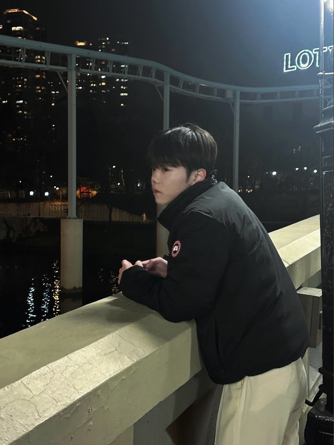 Canada Goose Lodge Down Matte Finish Black 착용 스타일 - 2