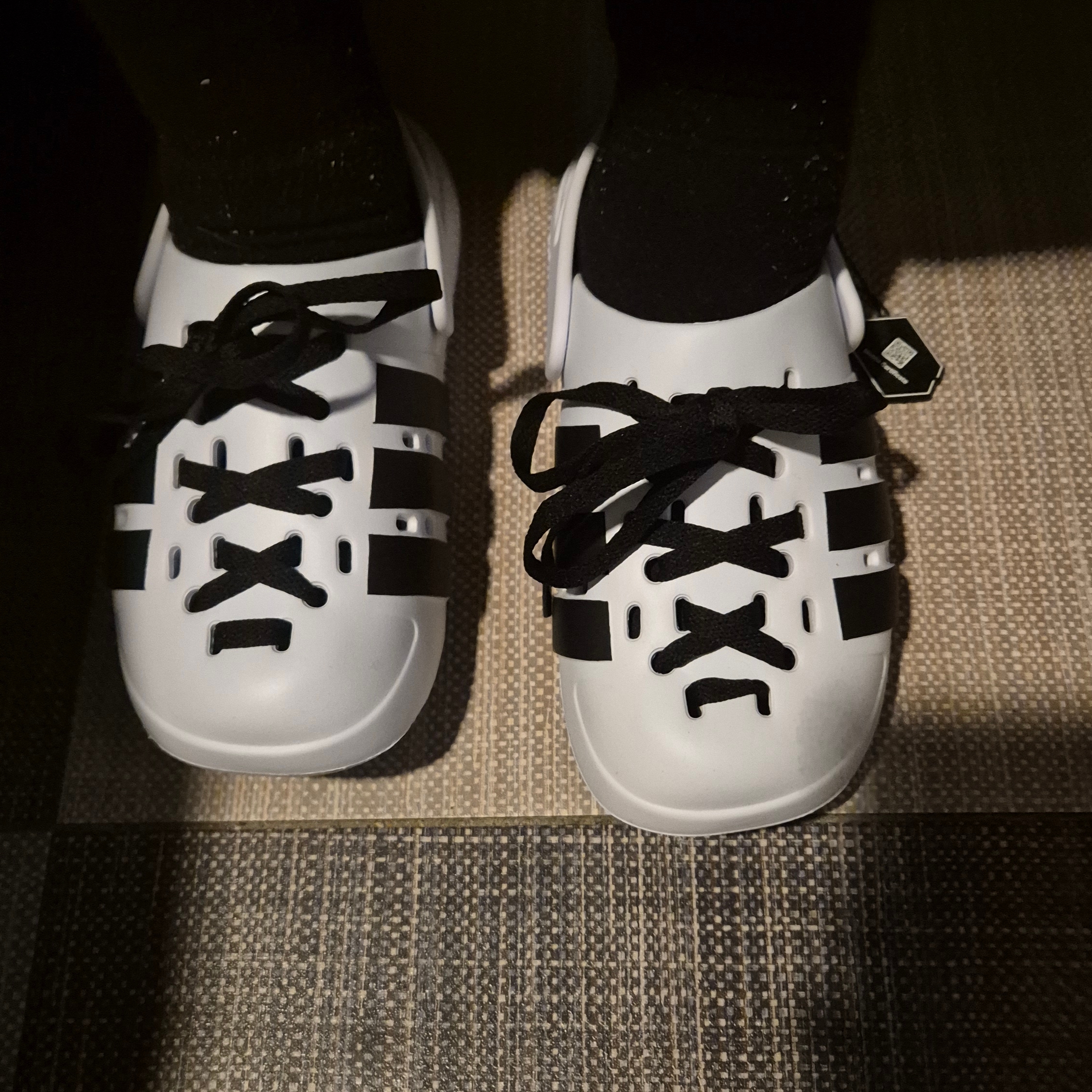 Adidas Adilette Clog 2.0 Cloud White Core Black 착용 스타일