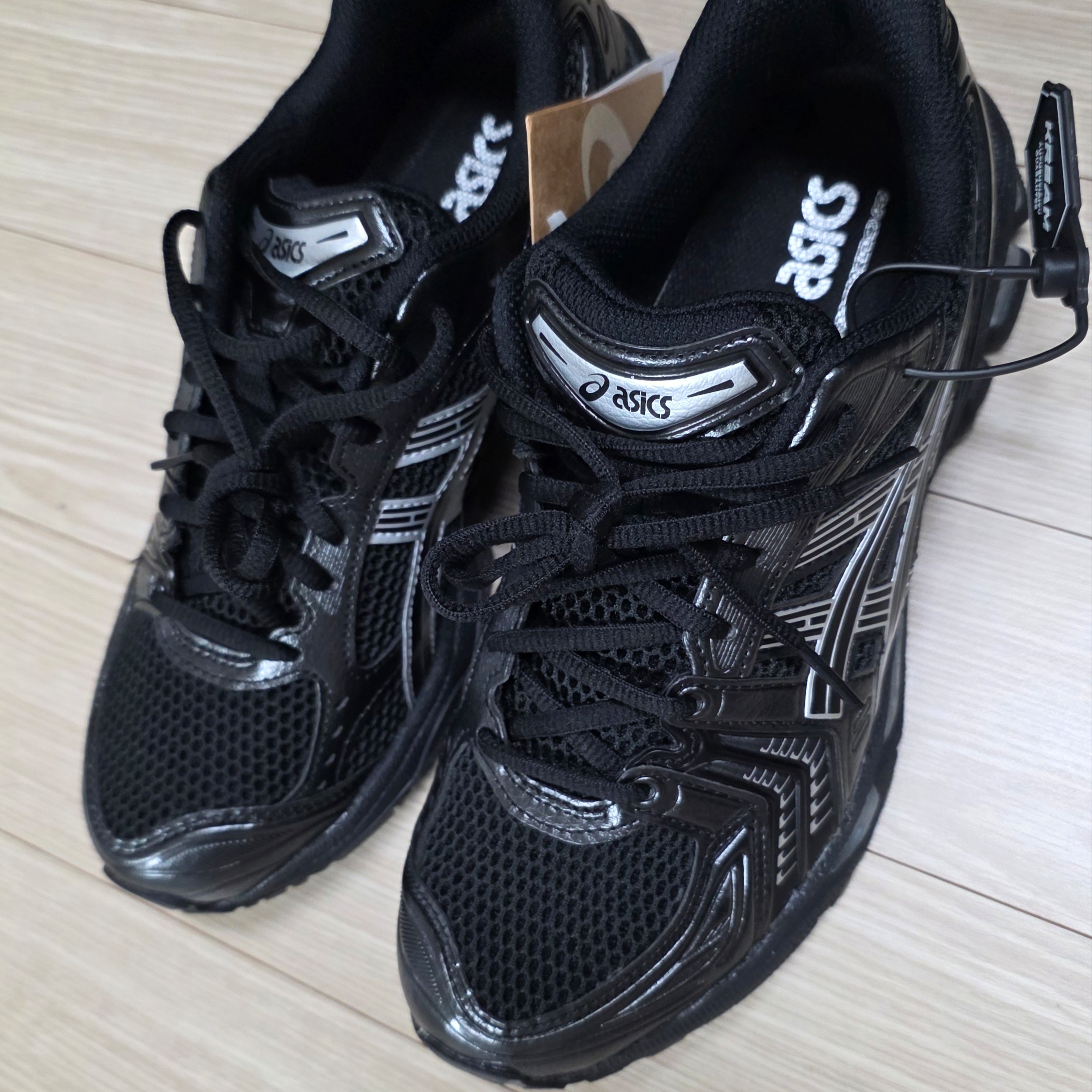Asics Gel-Kayano 14 Black Pure Silver 착용 스타일