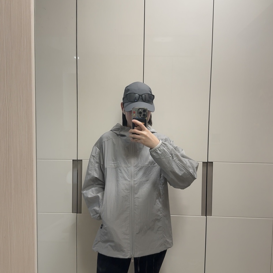[KREAM 단독] runwhither Windbreaker Jacket V2 Gray, On Running Lightweight Cap Rock 착용 스타일 - 3