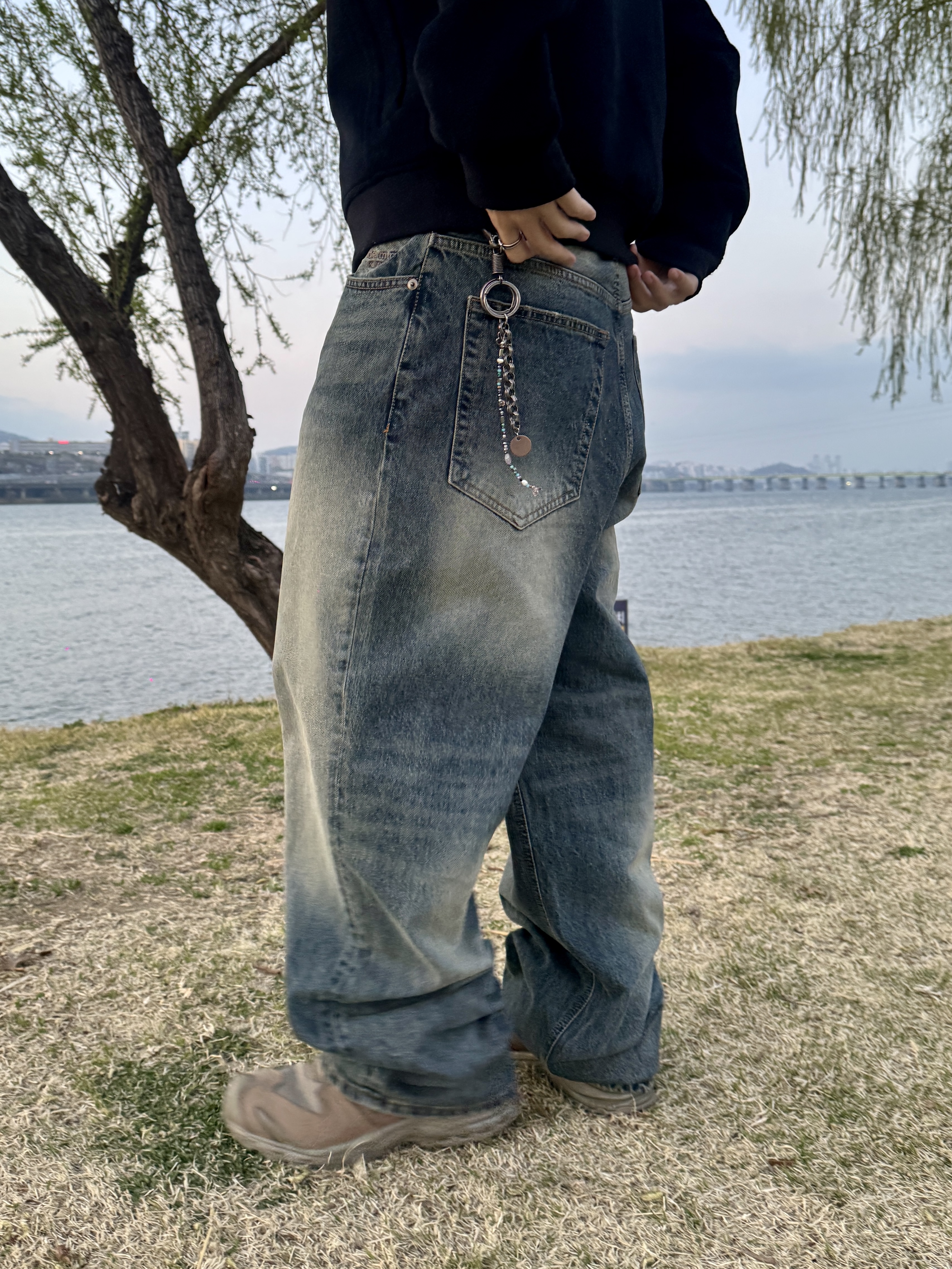Undermycar Mu.26 Anti Fxxking Logo Play Brush Washed Wide Jeans Oil Blue, Apple AirPods Max Lightning Silver (Korean Ver.) 착용 스타일 - 6