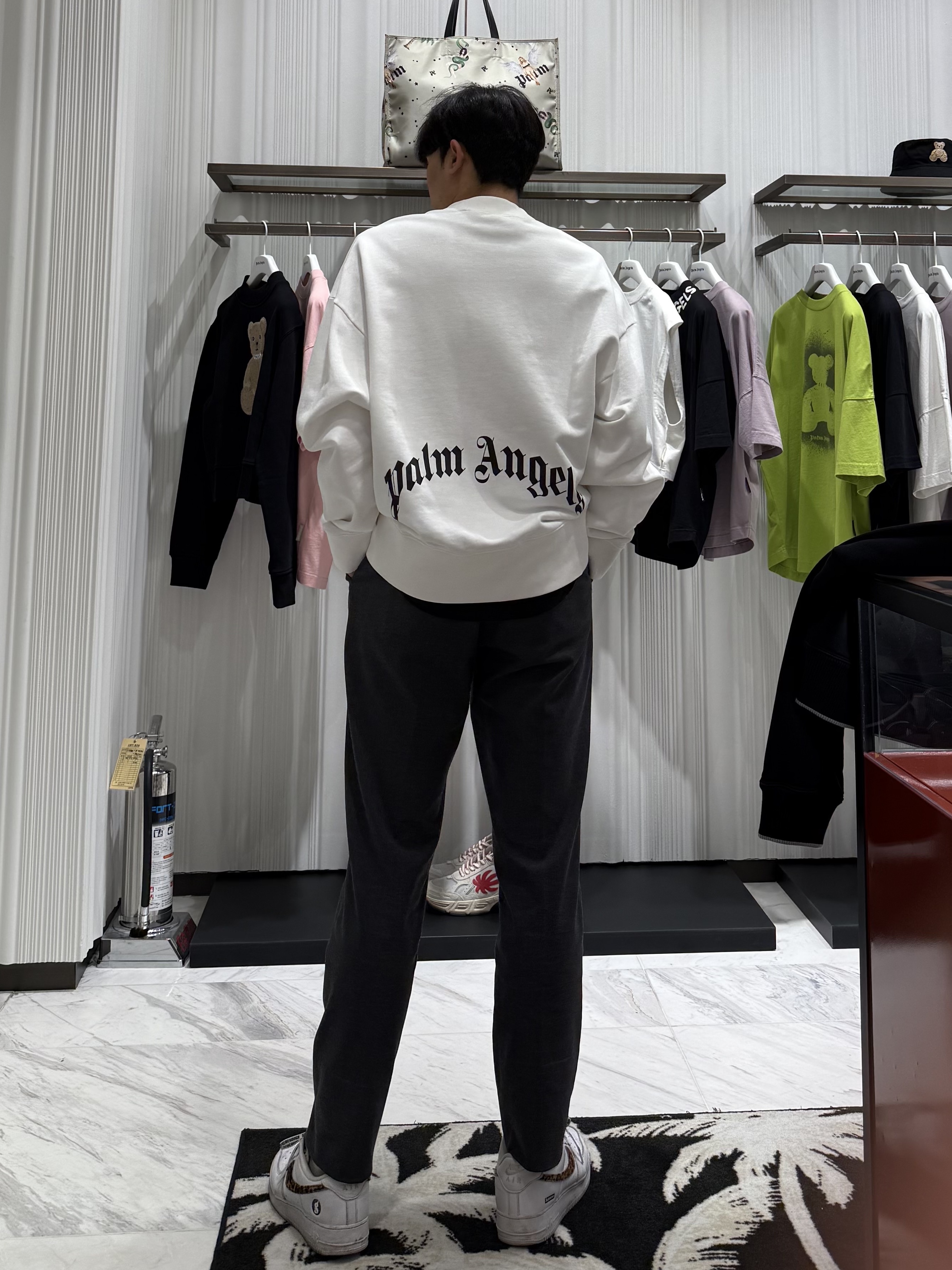 PALM ANGELS Back Curved Logo Crew Off White - Black 착용 스타일 - 1