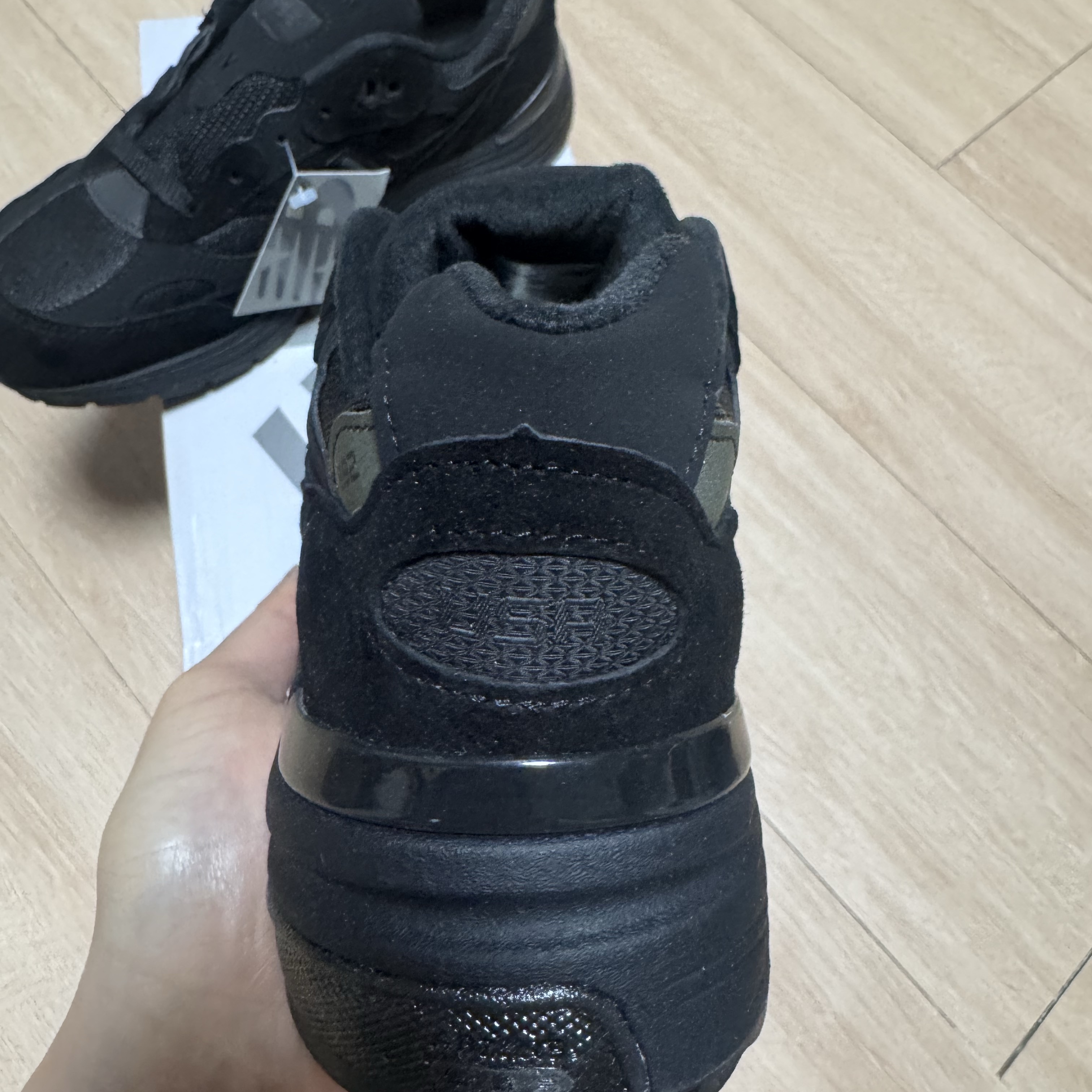 New Balance 992 Made in USA Core Black 착용 스타일 - 4