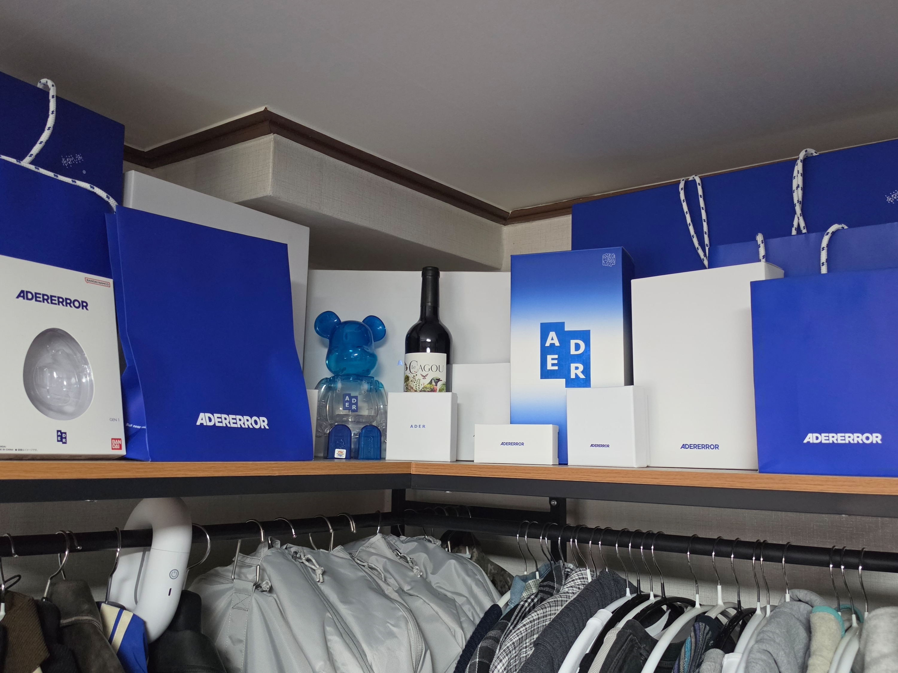 Bearbrick x Ader Error 2nd 400%, Ader Error x Bandai Original Tamagotchi Z-Blue 착용 스타일