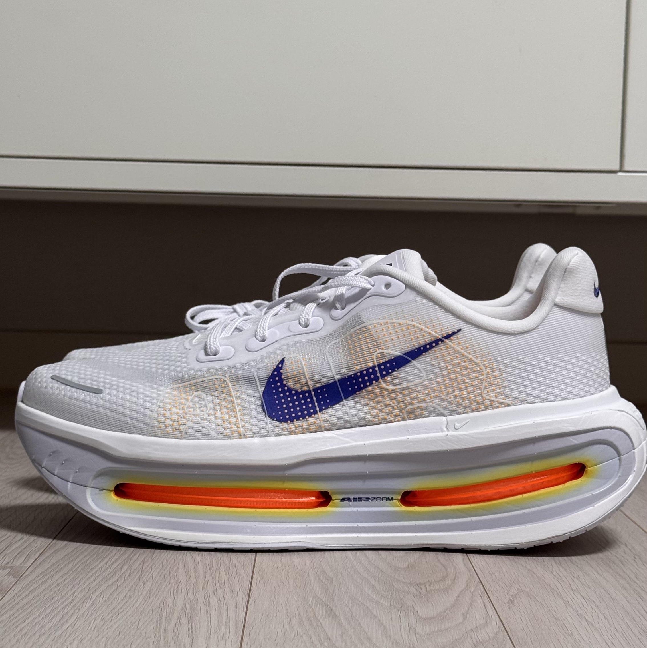 Nike Vomero Premium  Barely Green Clay Green, Nike Vomero Premium Pale Ivory Sand Drift 착용 스타일 - 1