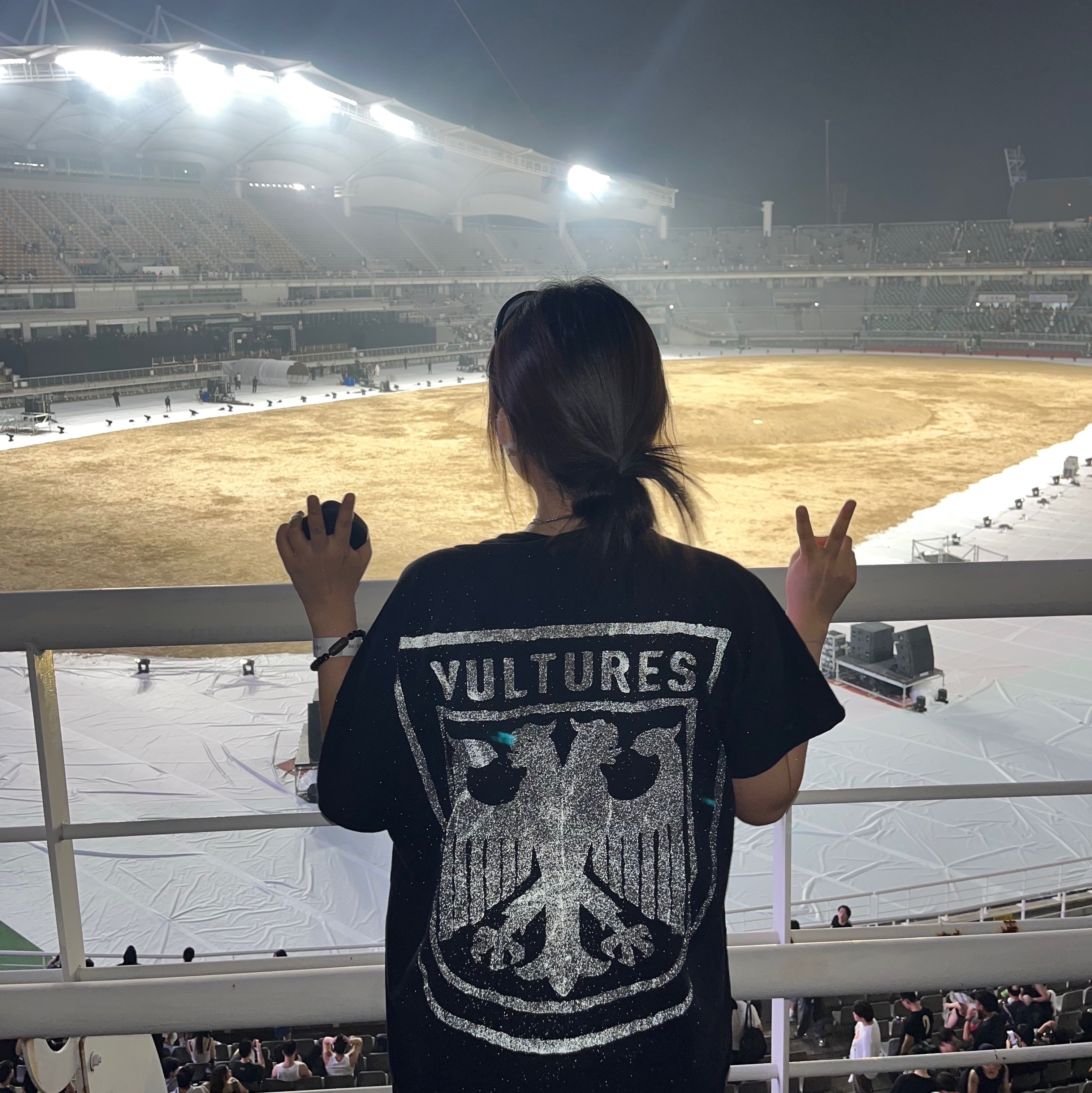 Yeezy Vultures Box T-Shirt Black, Yeezy YZY Pods Black 착용 스타일 - 1