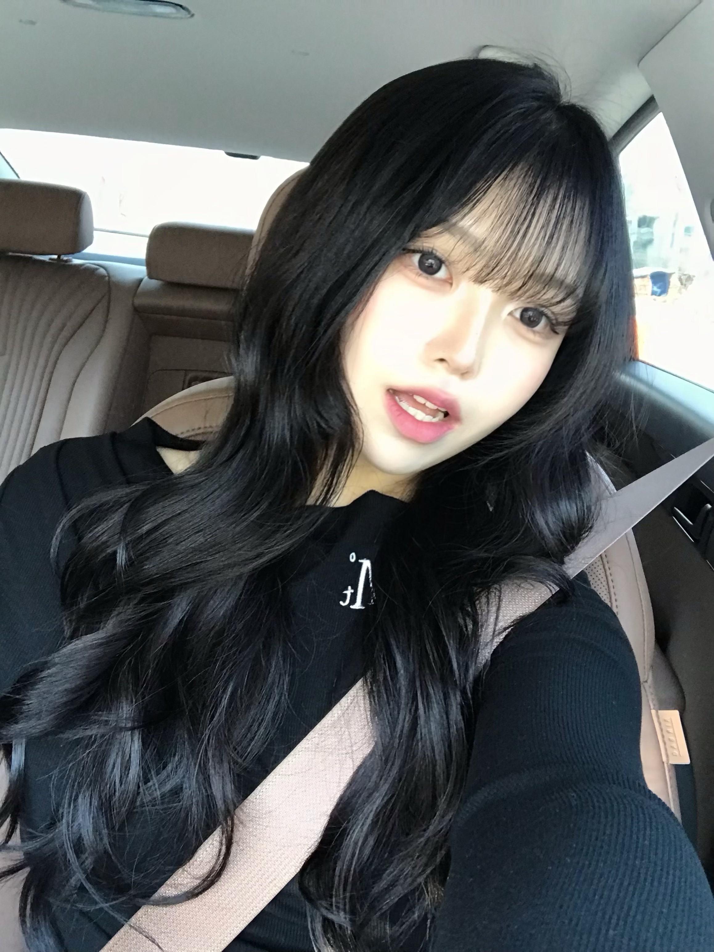 MUCENT Livre Off Shoulder Unbalance Long Sleeve T (4Color) Black 착용 스타일 - 4