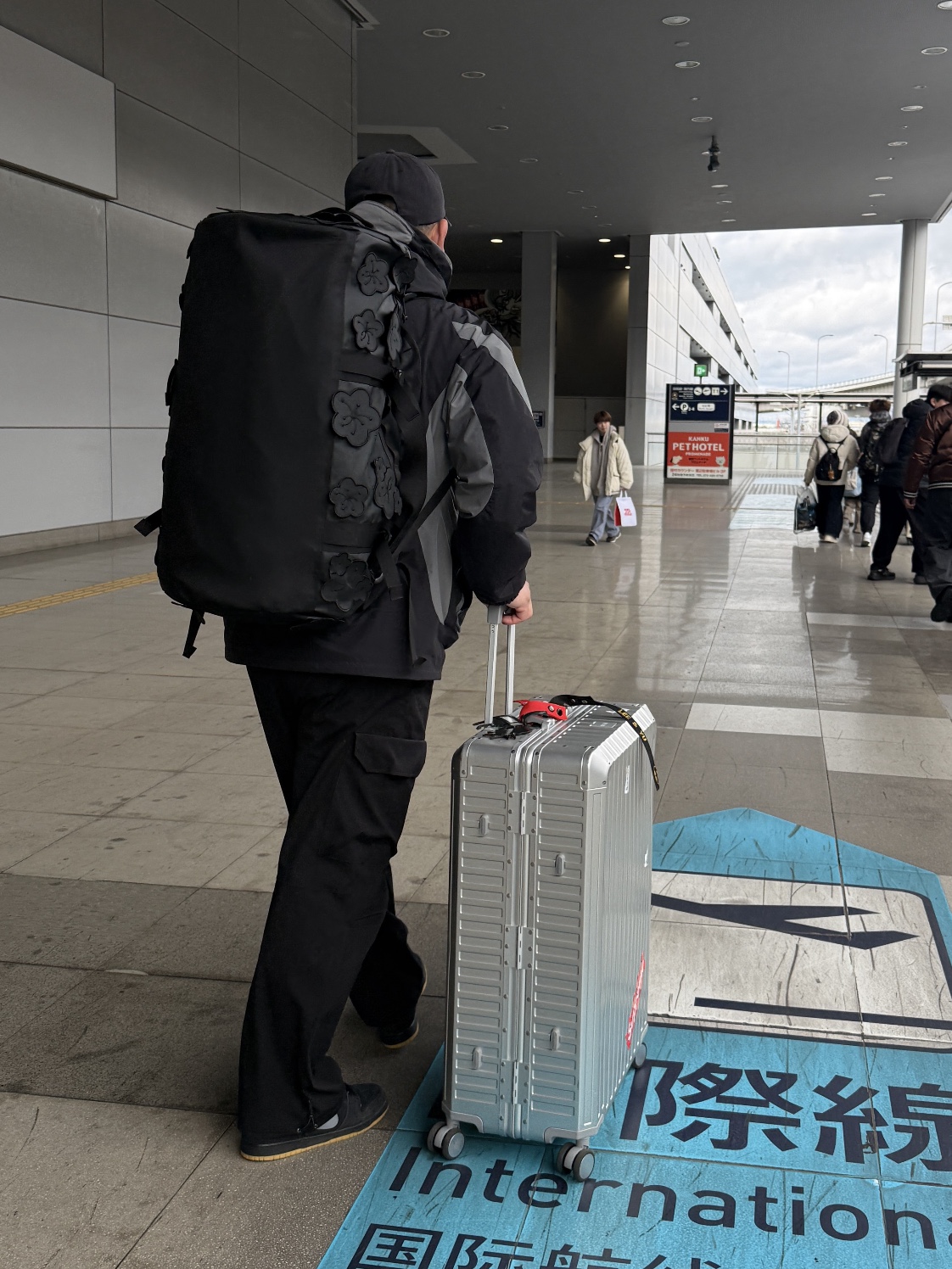 The North Face x Cecilie Bahnsen Base Camp Duffle M Black, Palace Paltic Jacket Black Metallico - 25FW 착용 스타일 - 2