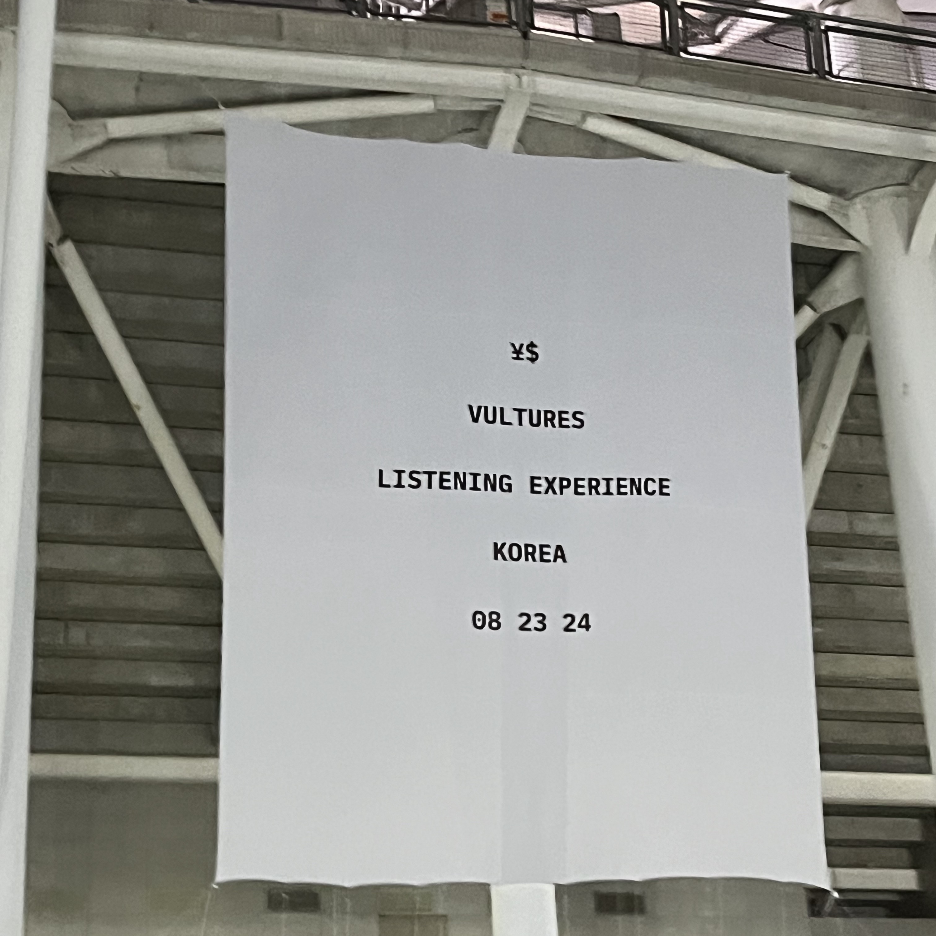 Yeezy Vultures Box T-Shirt Black, Yeezy YZY Pods Black 착용 스타일 - 5