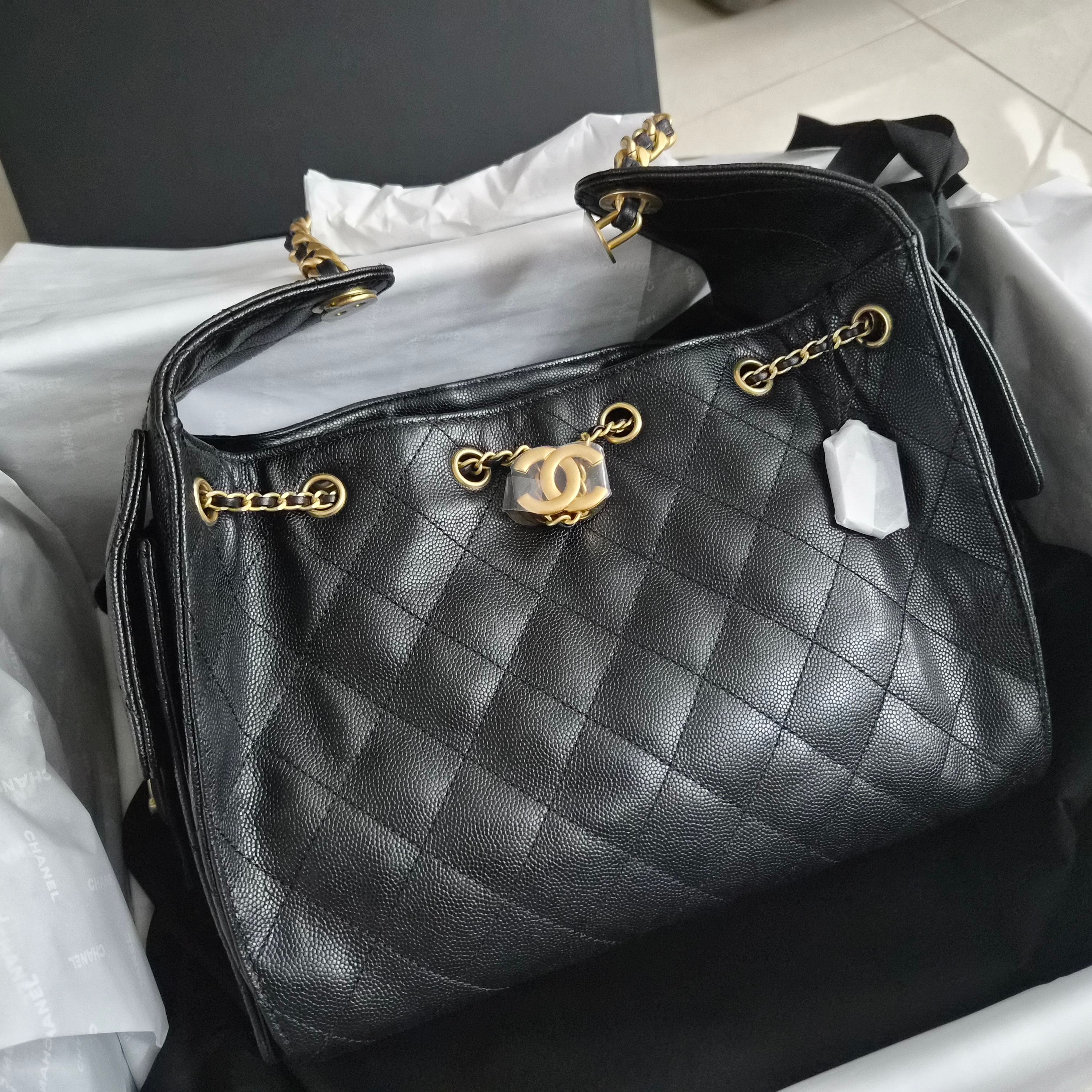 Chanel 25 Small Handbag Grained Calfskin & Gold Black 착용 스타일