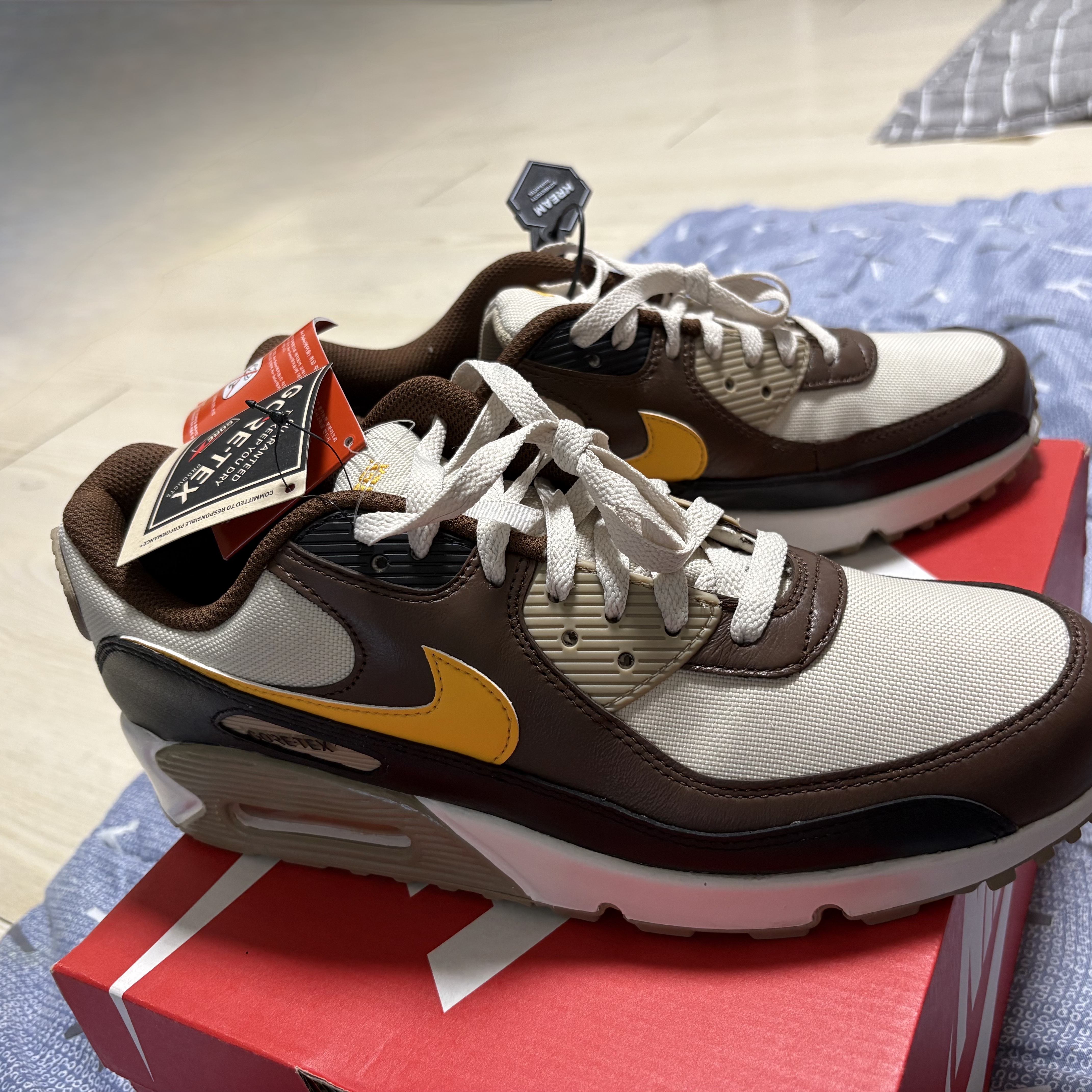 Nike Air Max 90 Gore-Tex Cacao Wow Khaki 착용 스타일