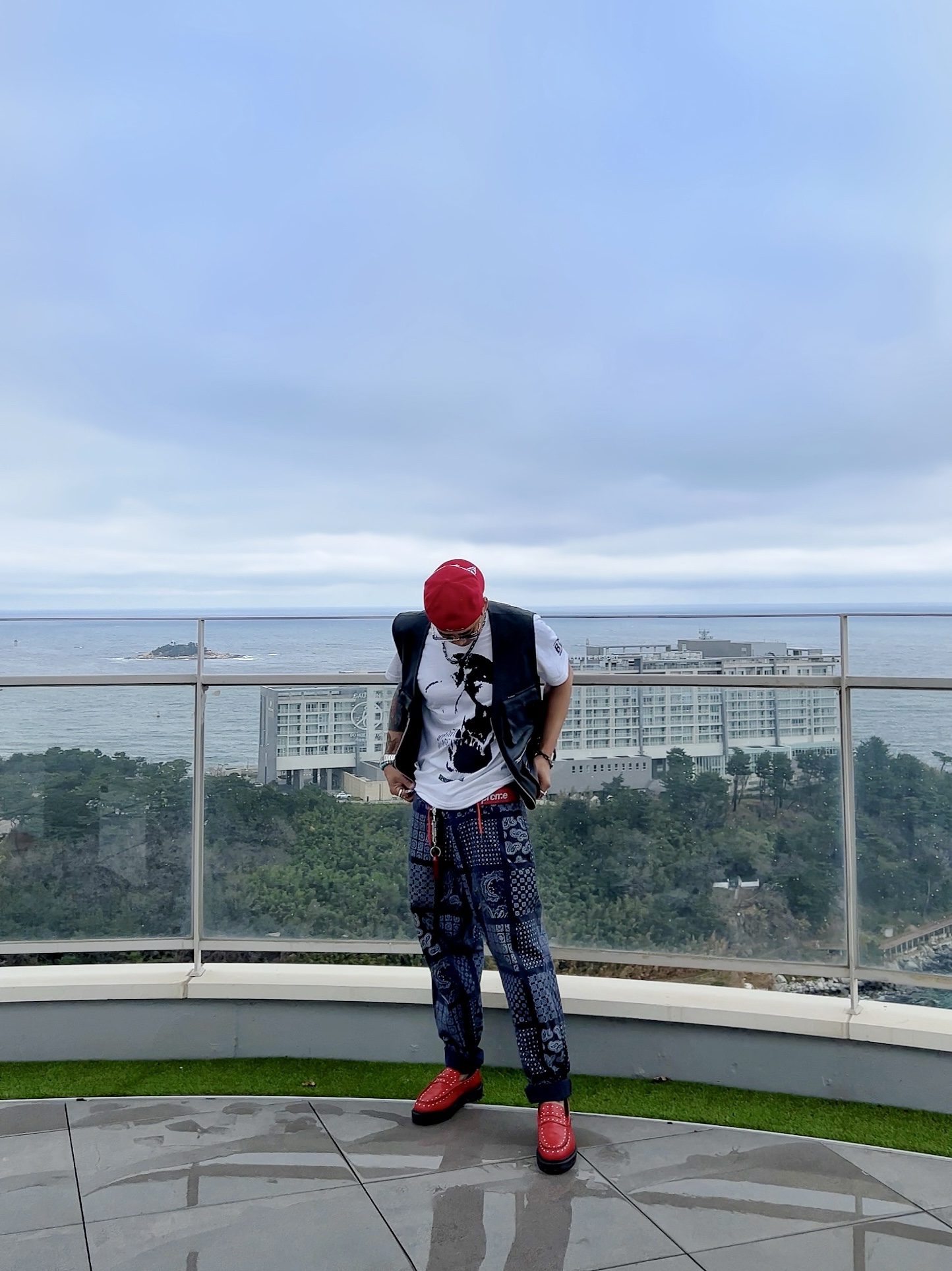 Supreme Bones Box Logo New Era Red - 25SS, Supreme x Bounty Hunter Skulls T-Shirt White - 23FW 착용 스타일