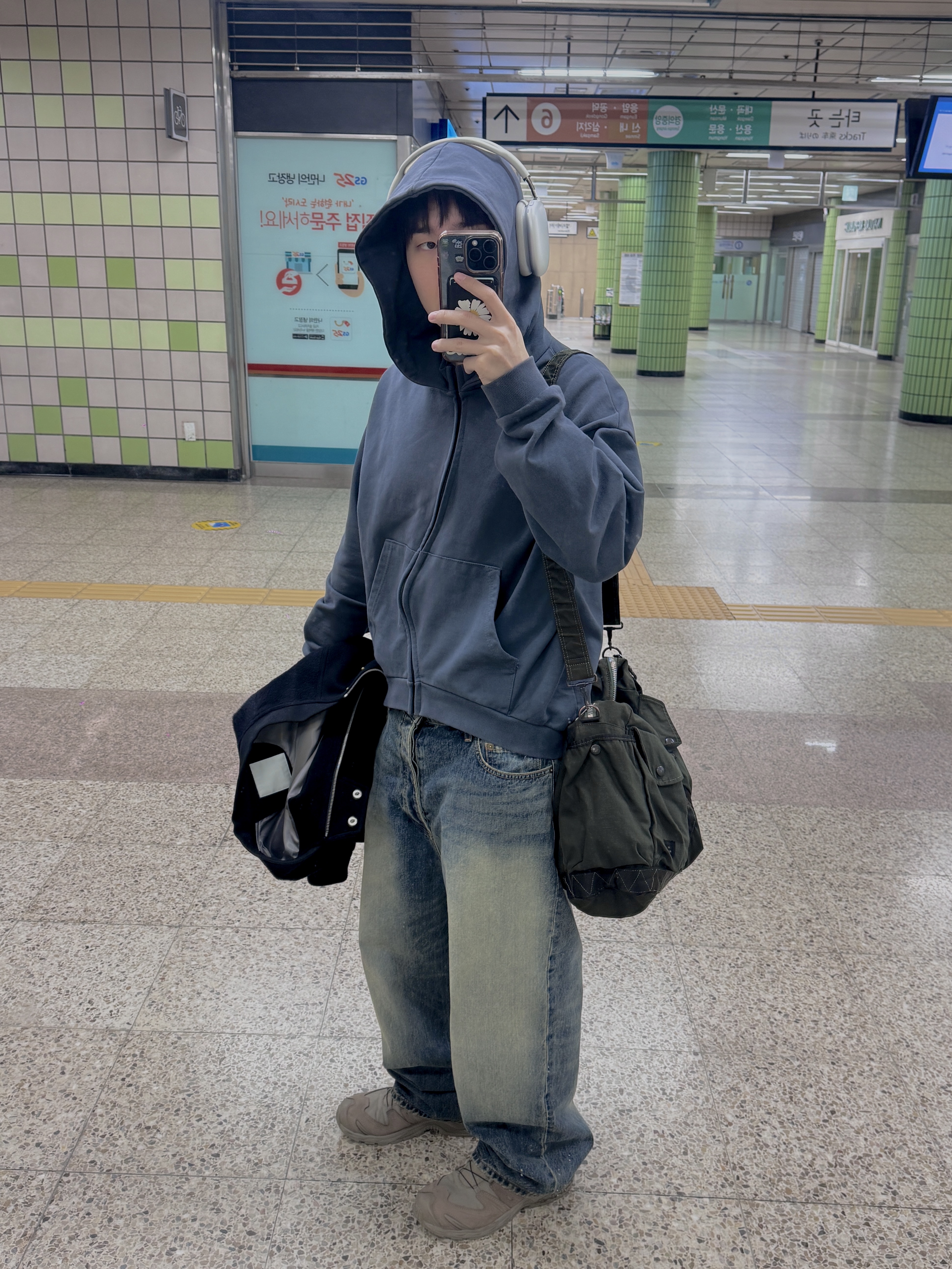 Undermycar Mu.26 Anti Fxxking Logo Play Brush Washed Wide Jeans Oil Blue, Apple AirPods Max Lightning Silver (Korean Ver.) 착용 스타일 - 2