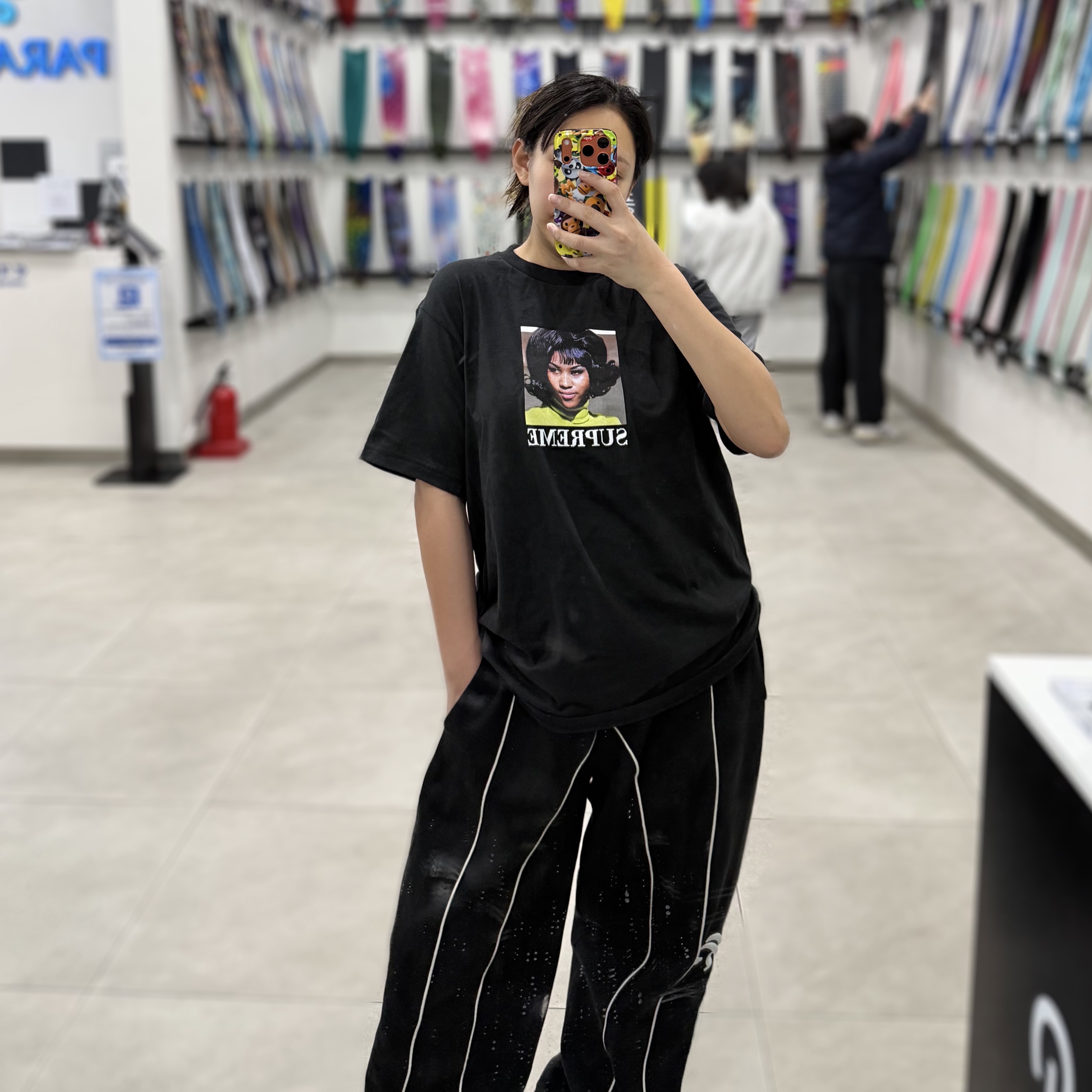 Supreme Aretha T-Shirt Black - 26SS, Supreme Curve Piping Sweatpant Black - 25SS 착용 스타일