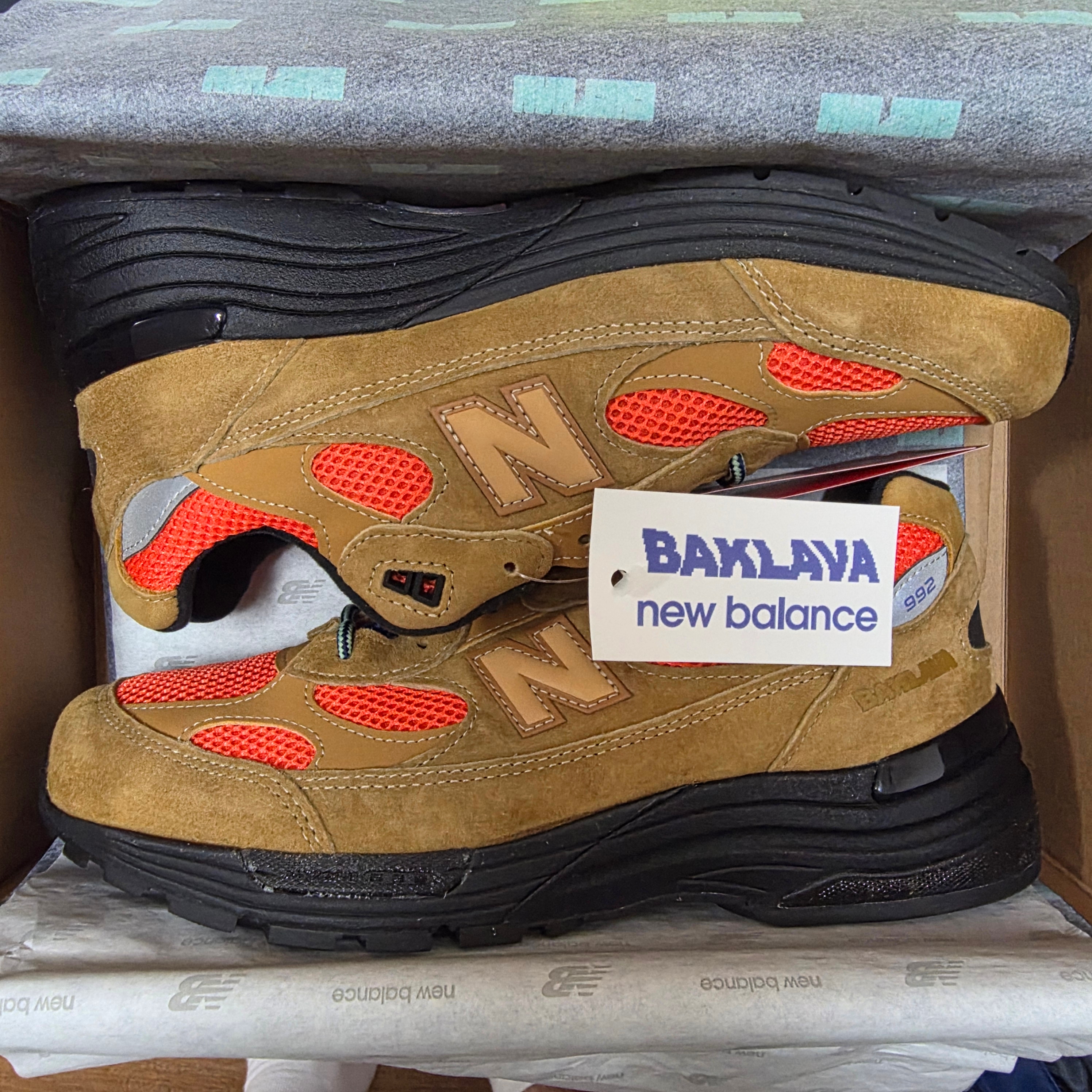 New Balance x Action Bronson 992 Made in USA Baklava Brown 착용 스타일 - 1