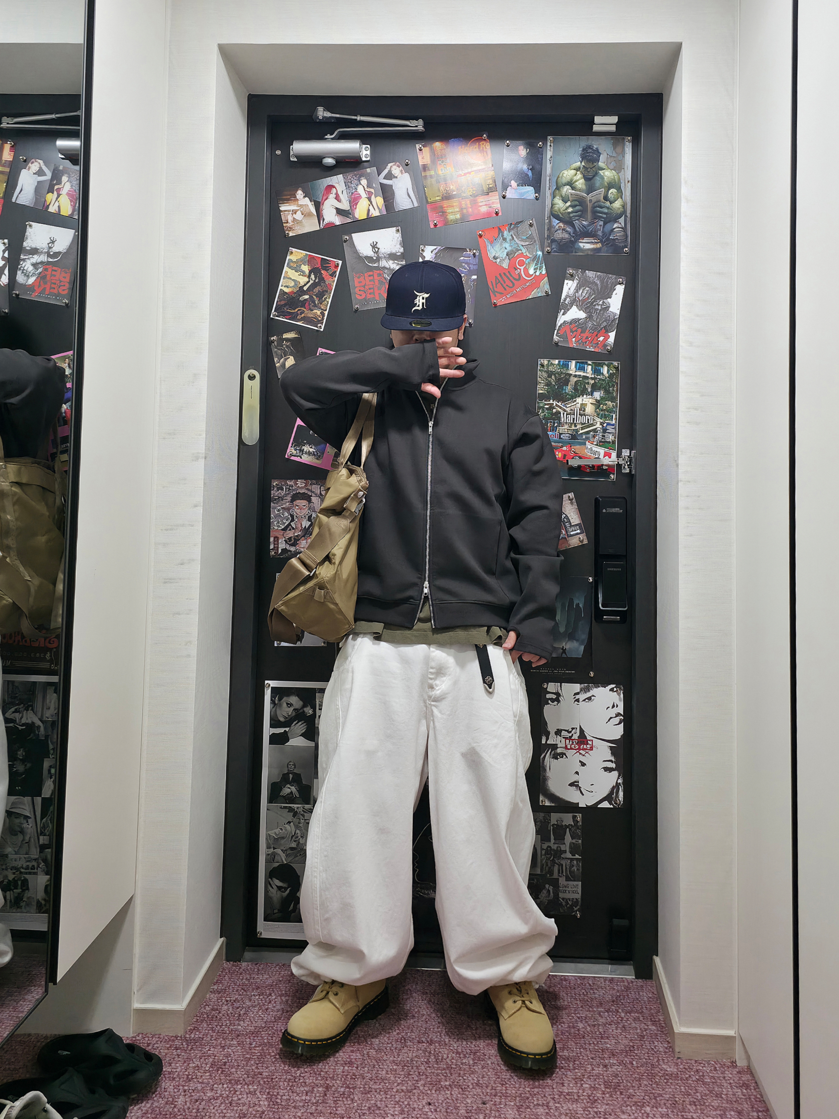 Dr. Martens 939 Bronx Suede Ankle Boots Tan, New Era x Fear of God Essentials 59FIFTY Fitted Hat Navy 착용 스타일 - 3