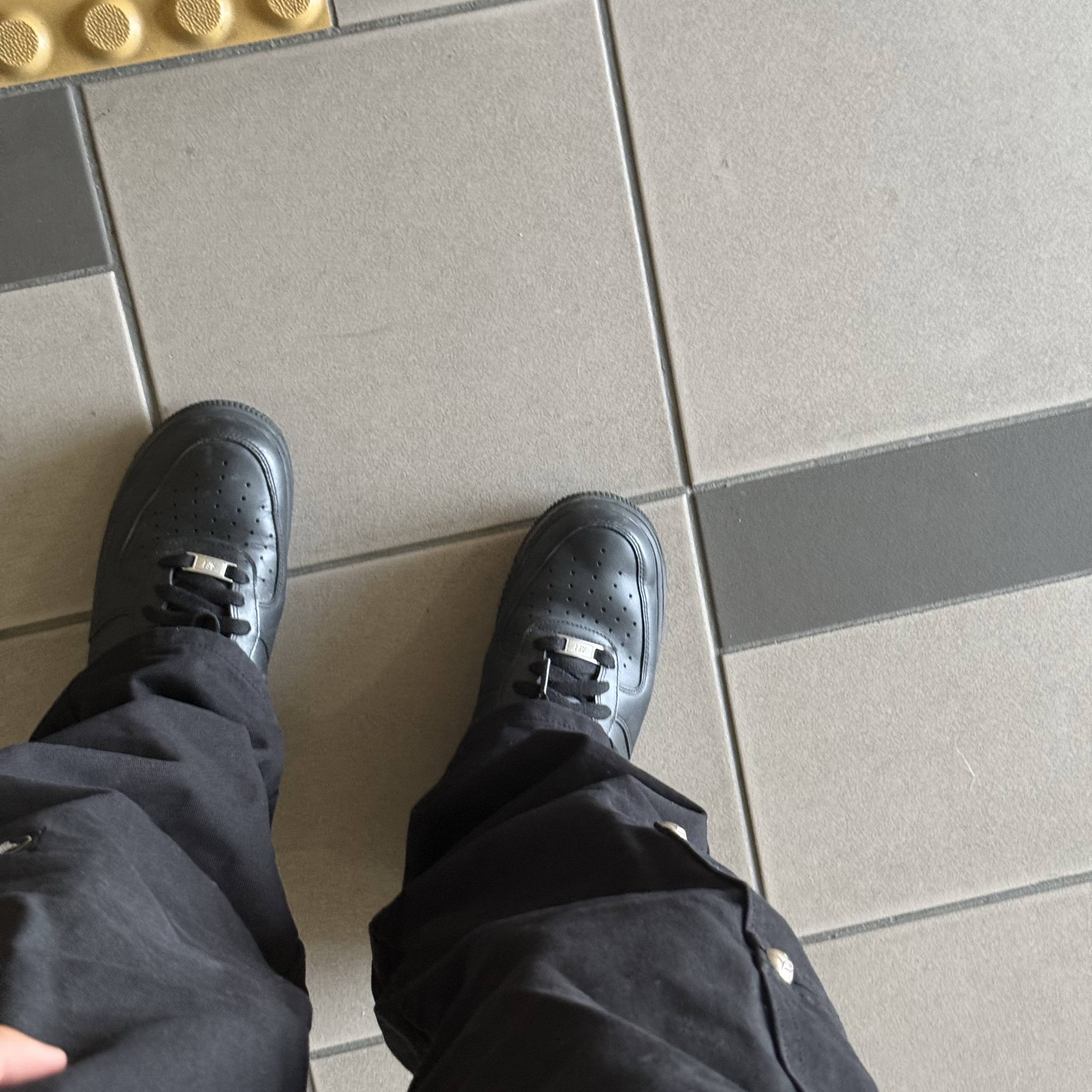 Nike Air Force 1 '07 Low Triple Black, Thug Club Thug Pants Black 착용 스타일