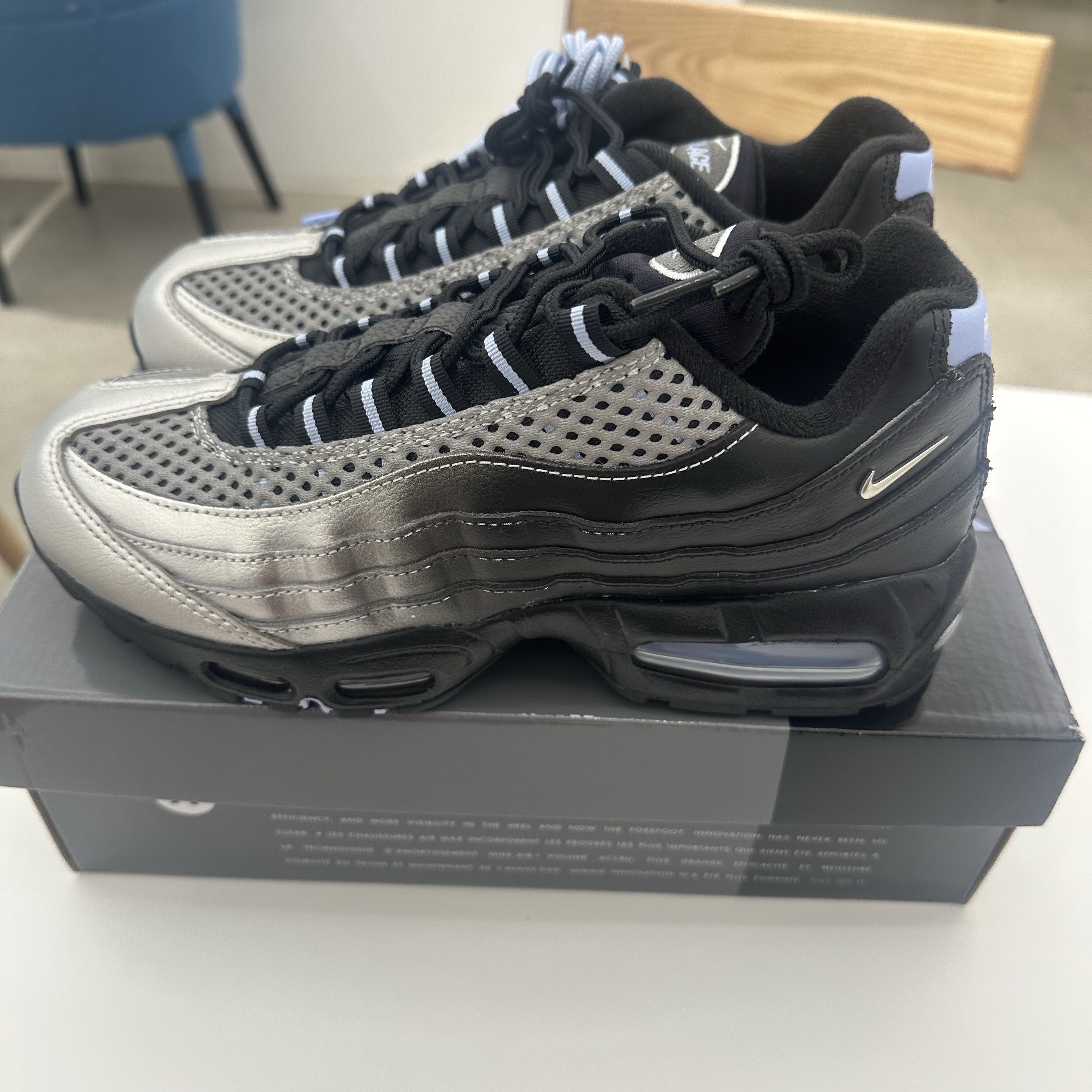 Nike x Palace Air Max 95 Metallic Silver Aluminum 착용 스타일